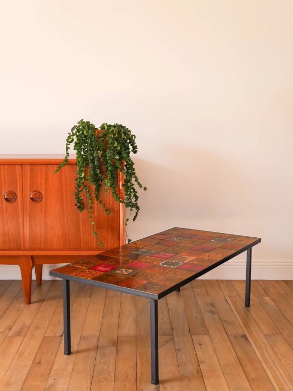 Table basse en céramique de Vallauris ocre et orange et fer noir, attribuée à la marque Roche-Bobois, 1970