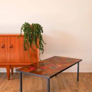 Ceramic and black iron coffee table, attributed to the Roche-Bobois brand, with a black metal base and structure, rectangular ceramic top from Vallauris with colourful patterns in ochre and orange, design from the 1970s.