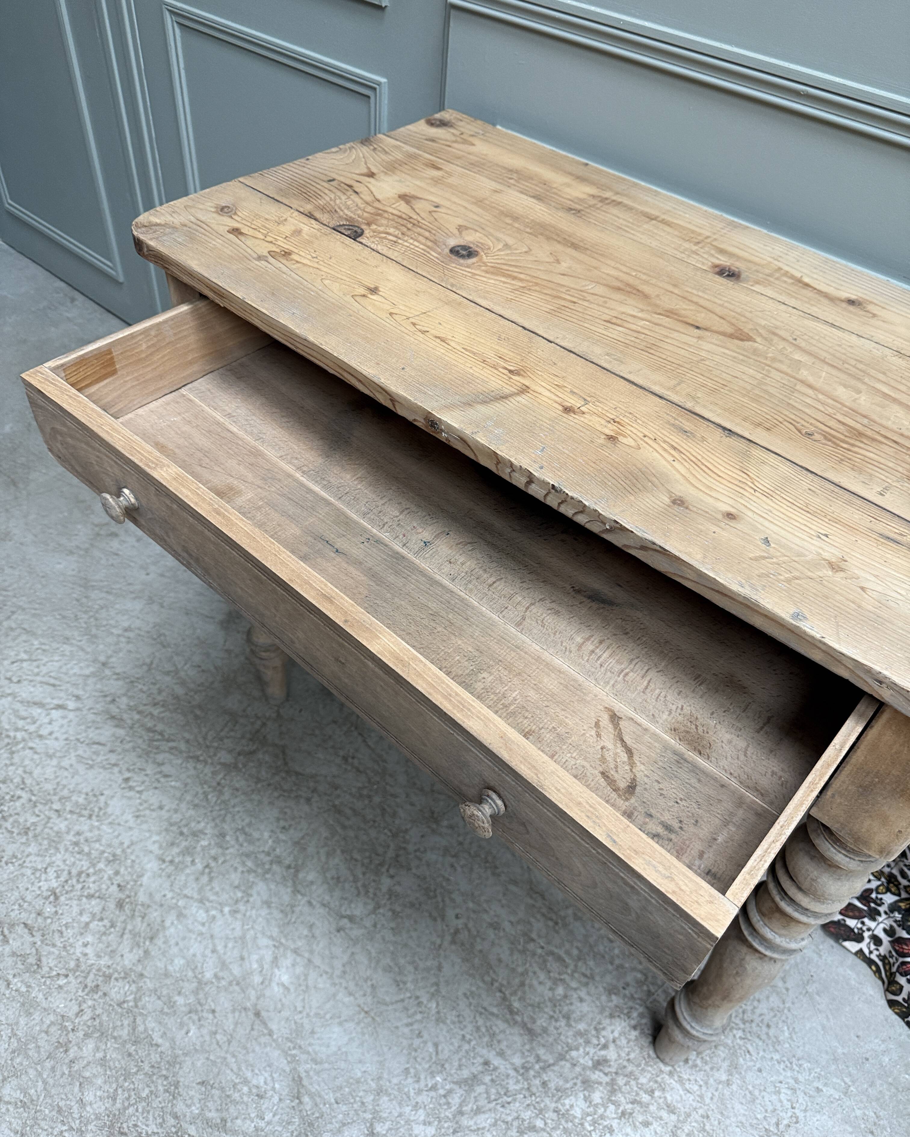 Petite console ancienne de ferme (restaurée)