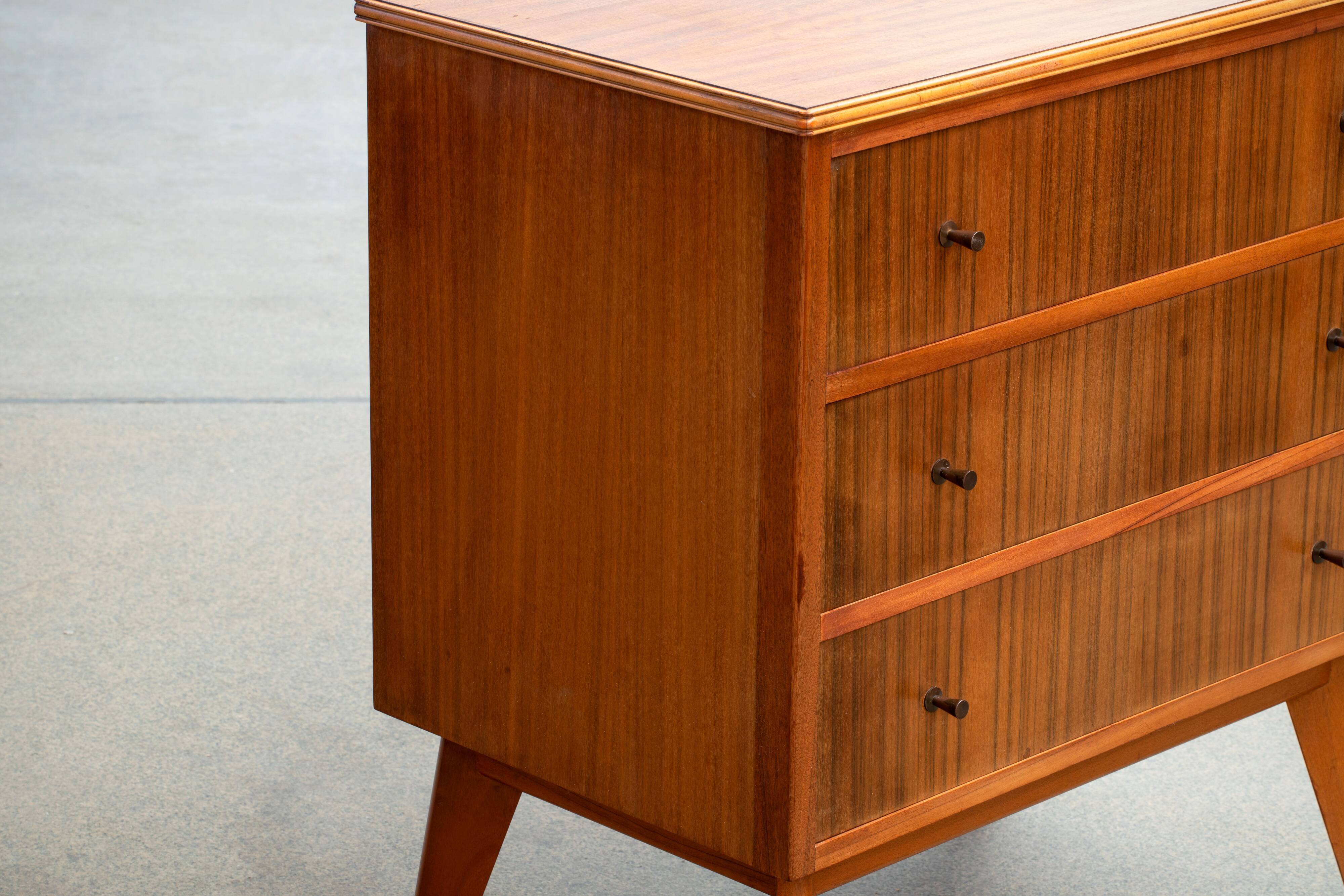 Vintage dresser compass feet 1960