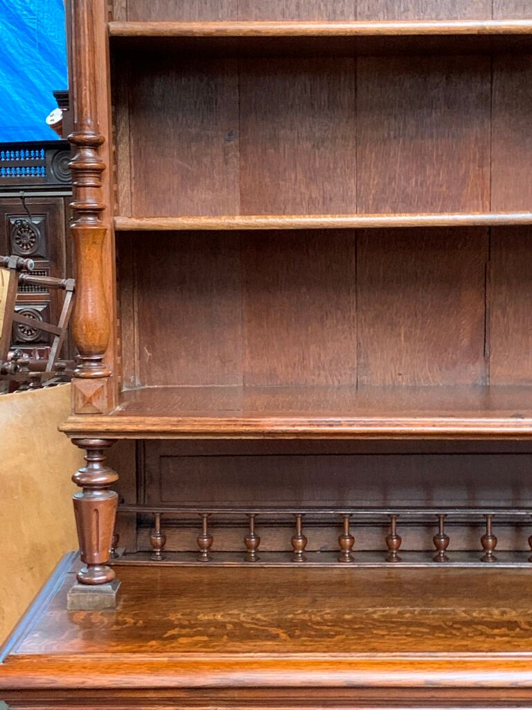 Bibliothèque-bureau dans le style Henri II