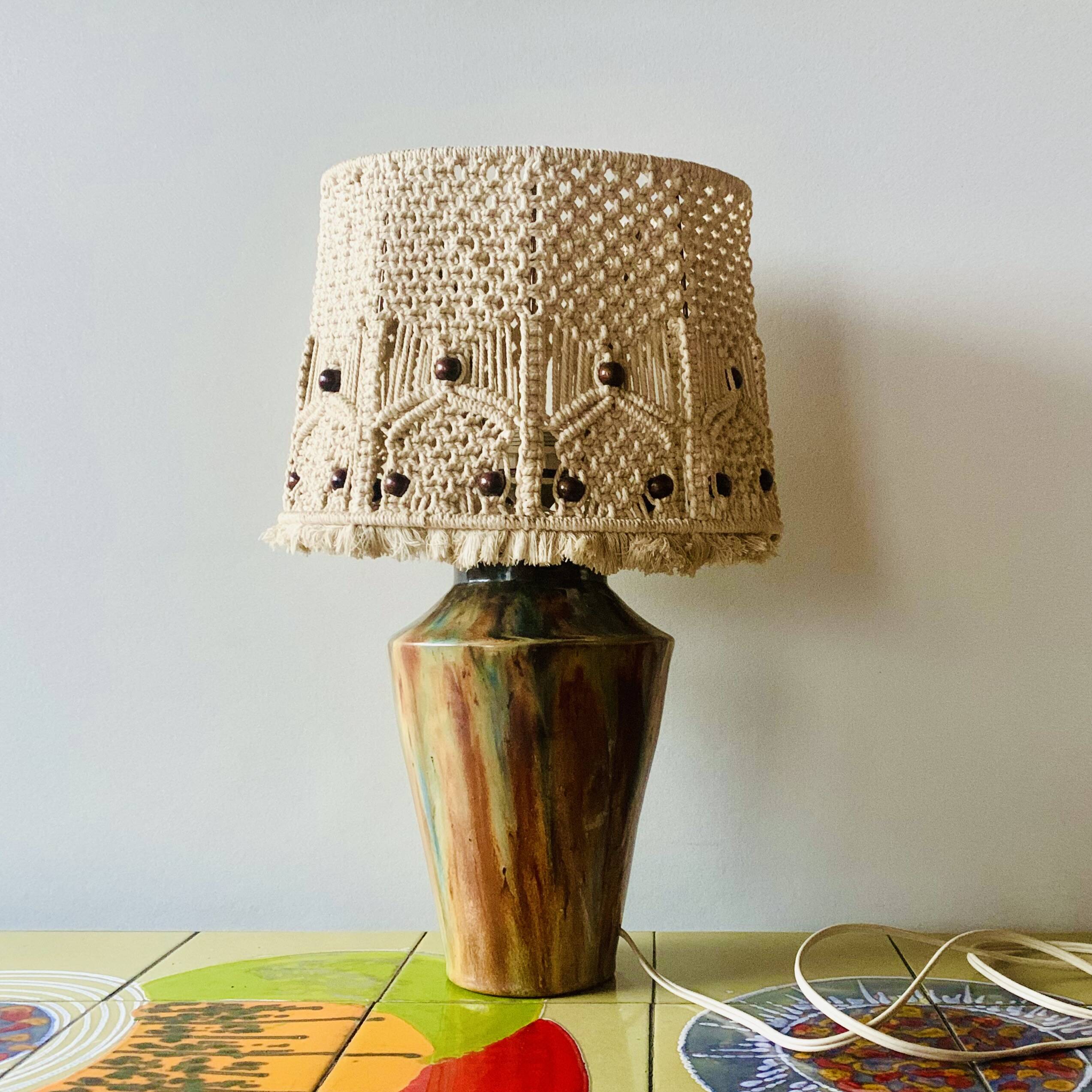 Lampe vintage à poser en grès vernissé avec abat-jour en macramé