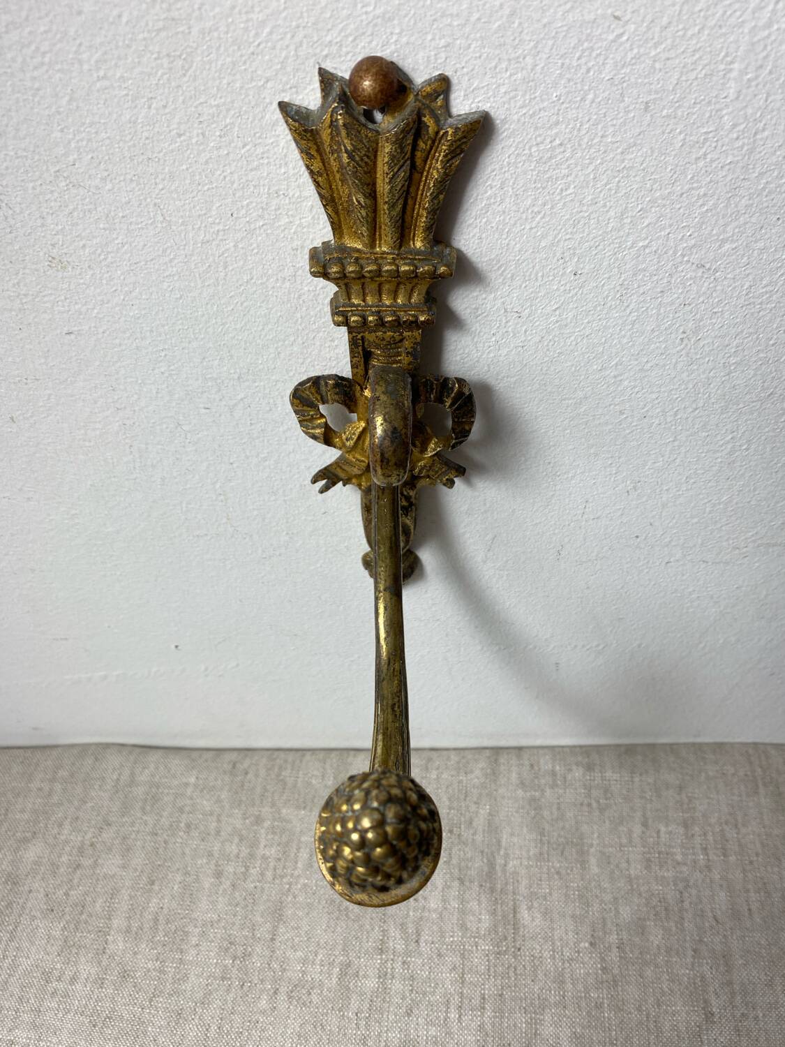 Patère en bronze, décor noeud