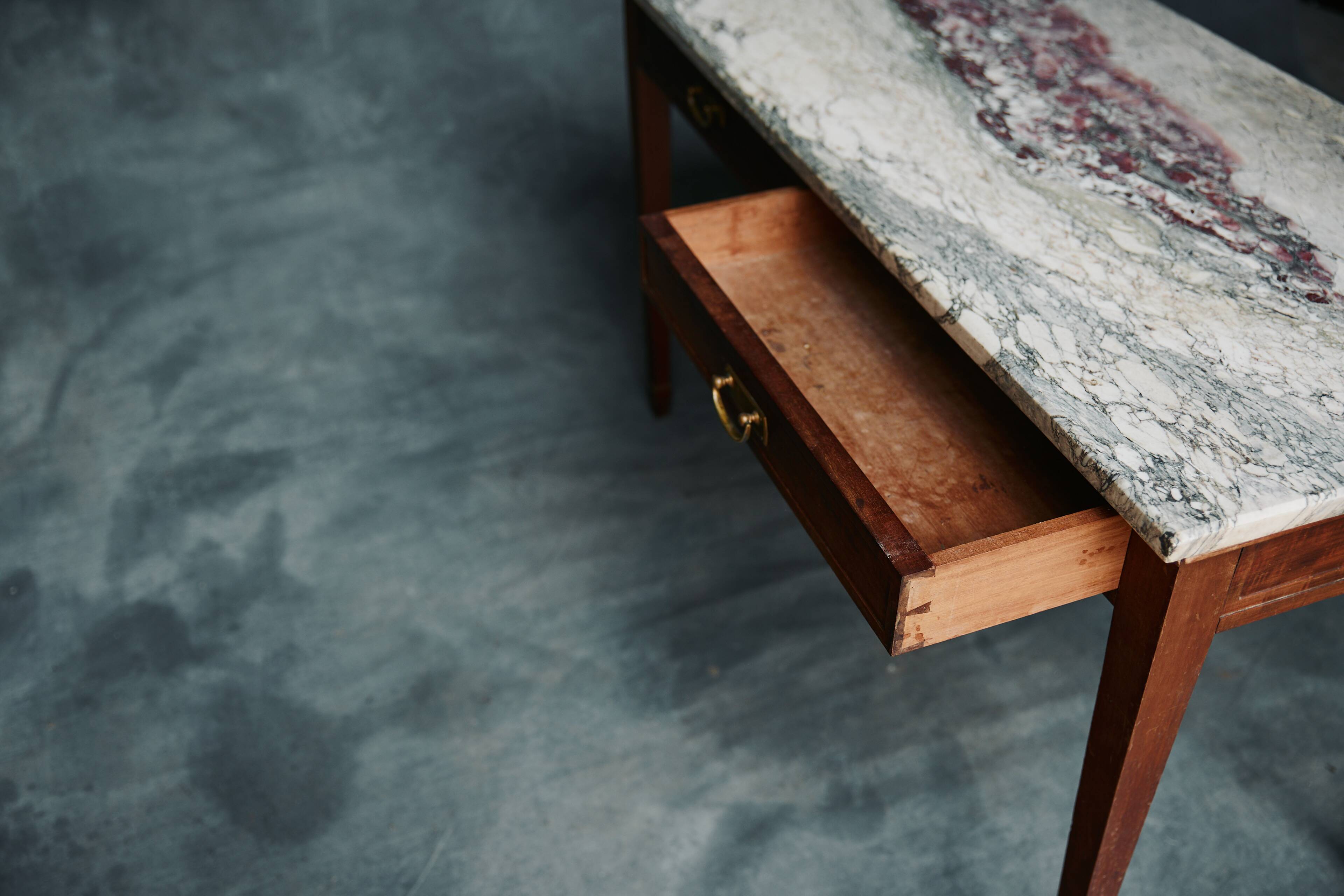 Bureau ancien en marbre et bois avec poignées en laiton