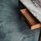 Bureau ancien en marbre et bois avec poignées en laiton