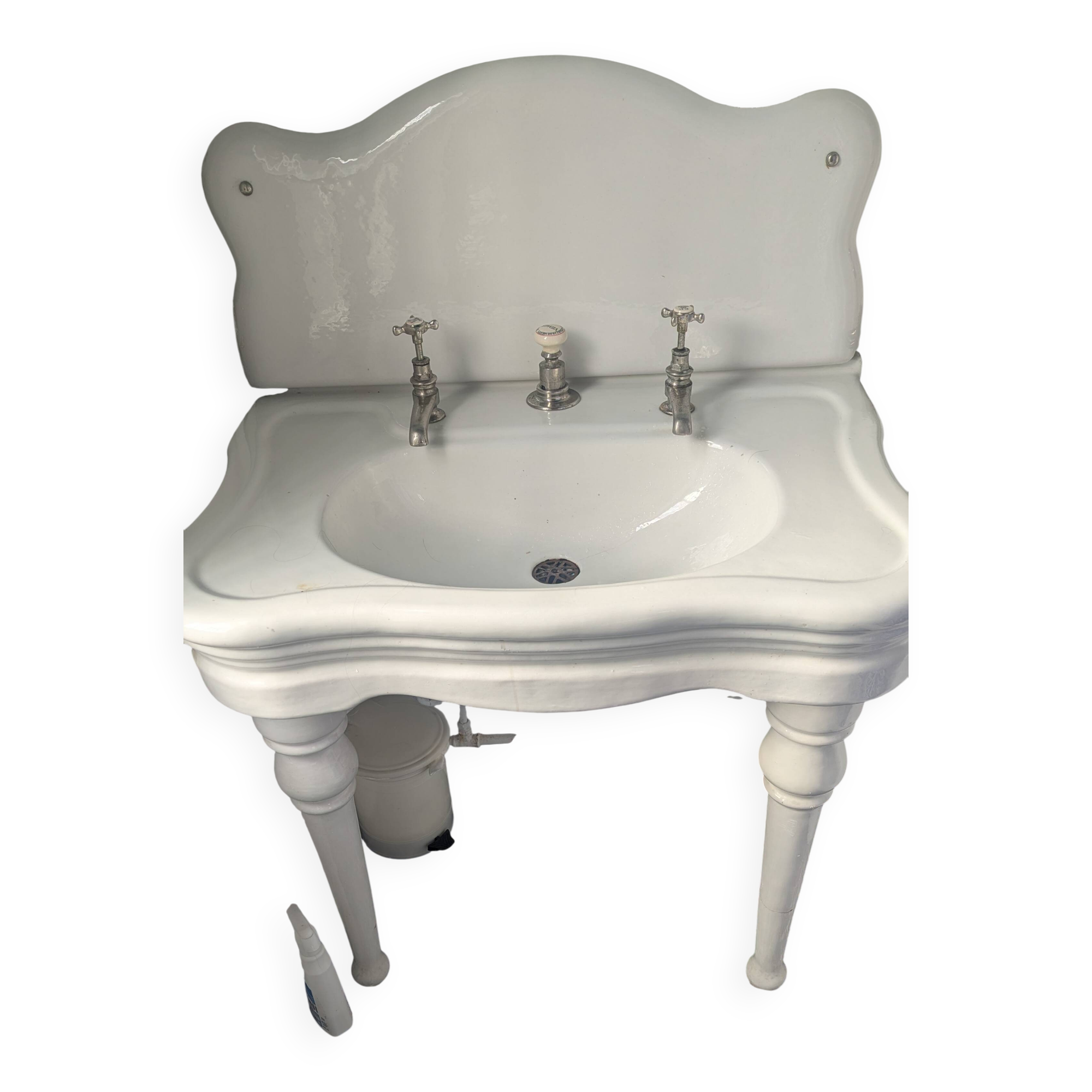 Set of a sink and its retro ceramic splashback.