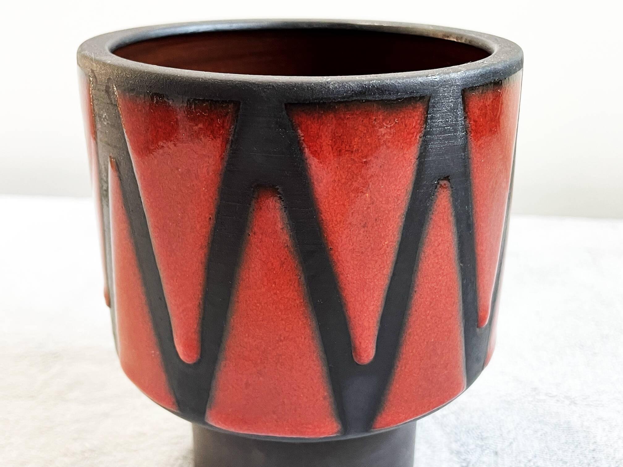 Wendelin Stahl 655-20 Red Brown Vase with Zig Zag Motif, German Studio Pottery with Red Triangles