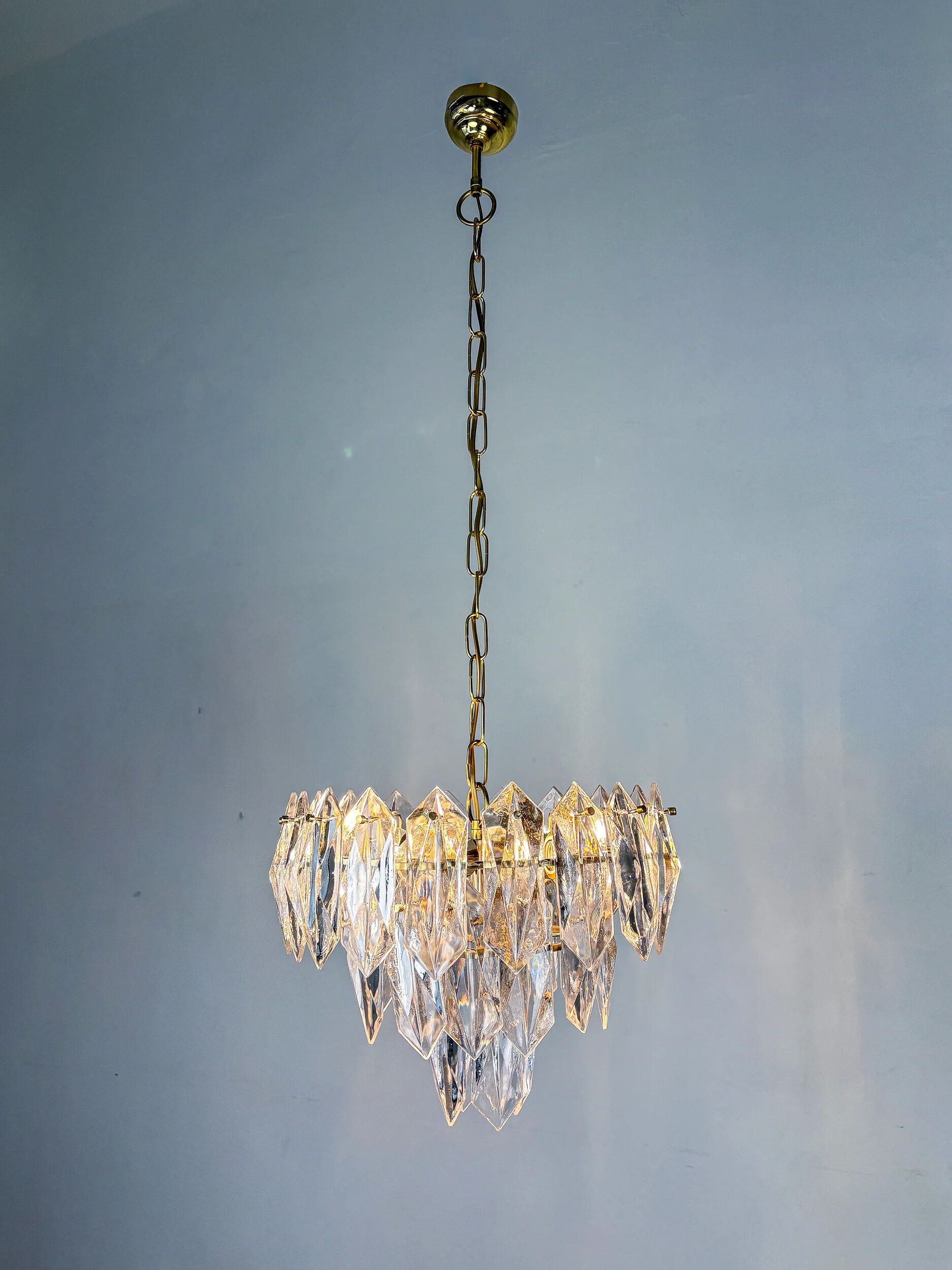 Suspension JT Kalmar, en verre taillé, 3 niveaux, Autriche, vers les années 1970.