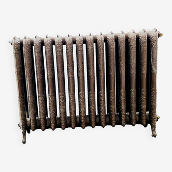 Old radiator with flowered blades in cast iron 20th century