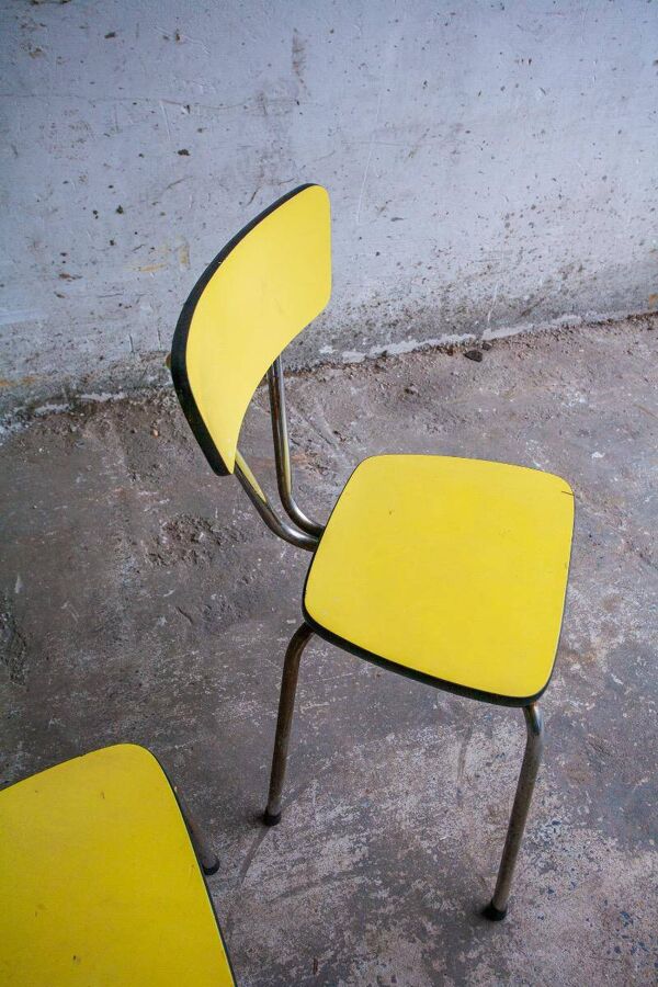 Lot de 4 chaises d’école vintage en formica jaune