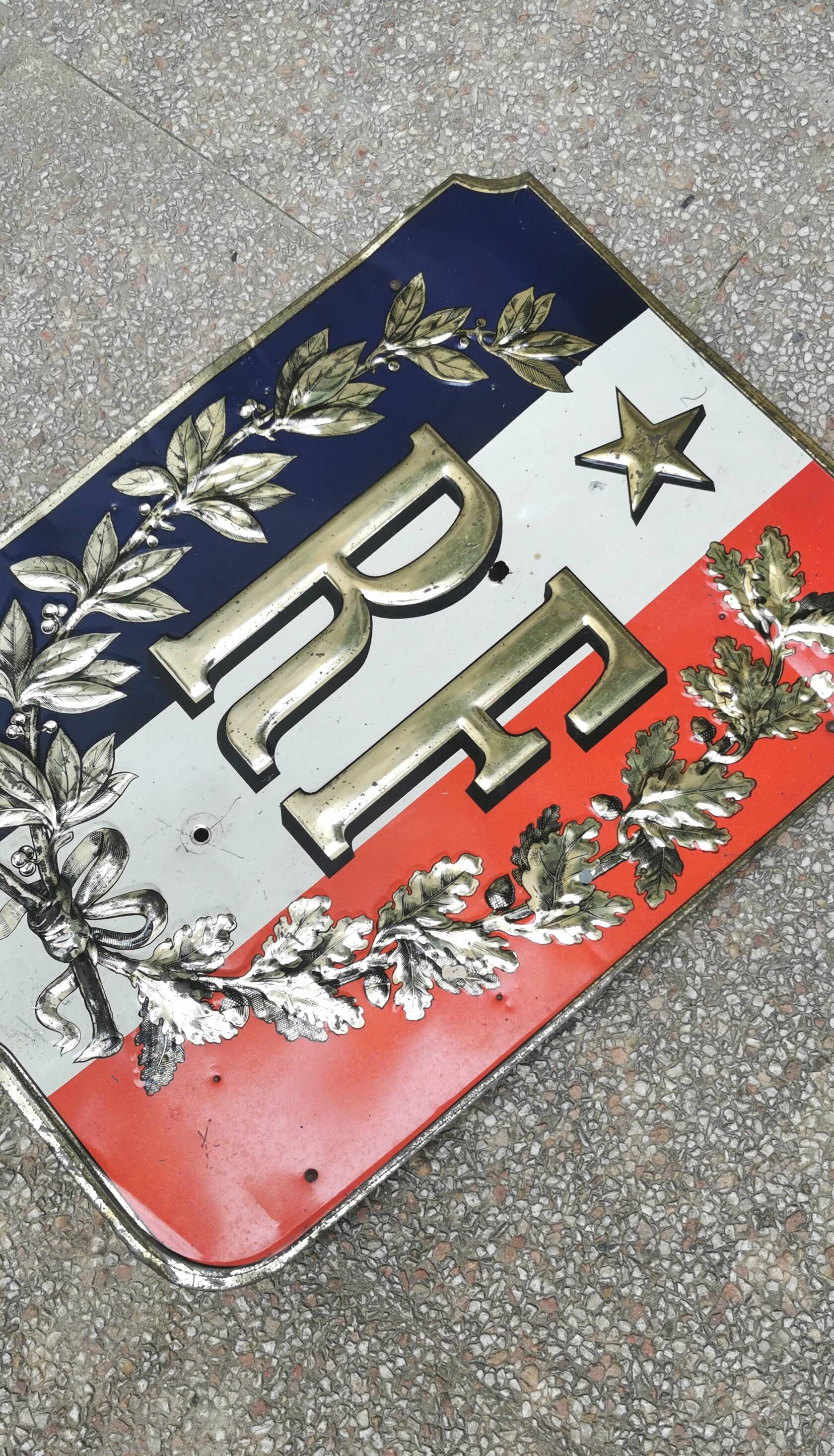 Plate carries flags of Mary French Republic