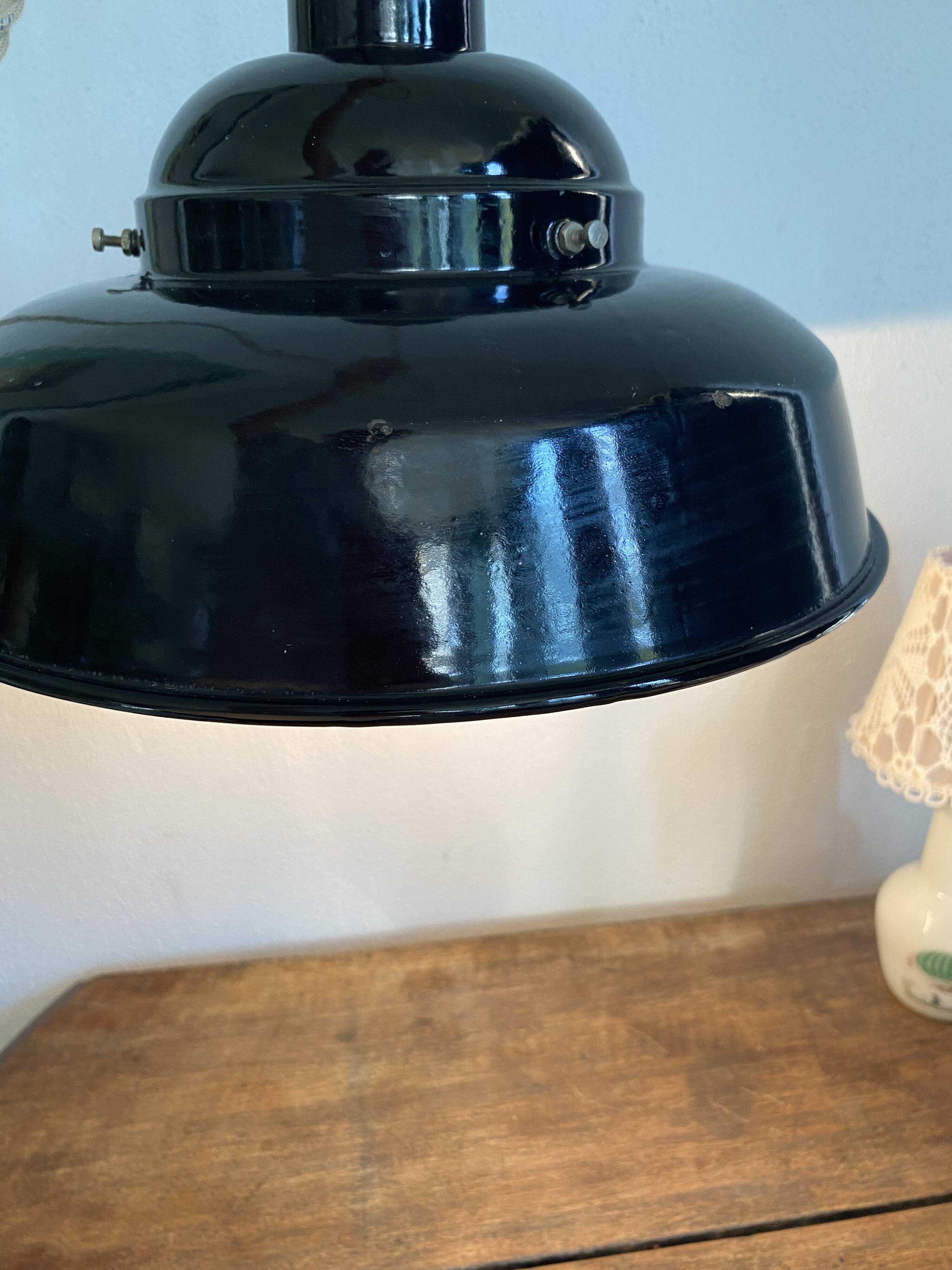 Enamelled sheet metal pendant light, fabric cable