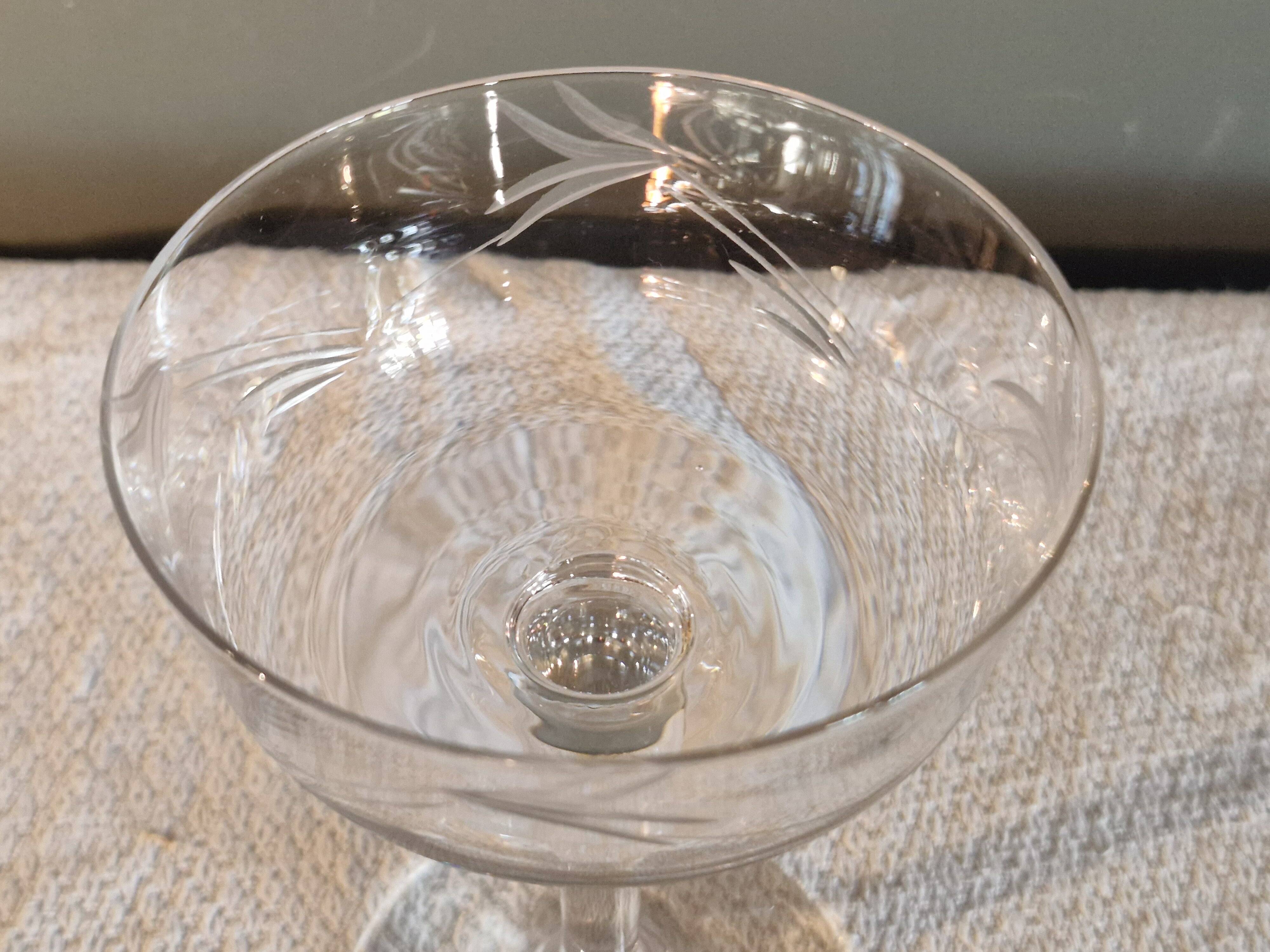 9 champagne coupes in glass, beautiful model from the 1940s.