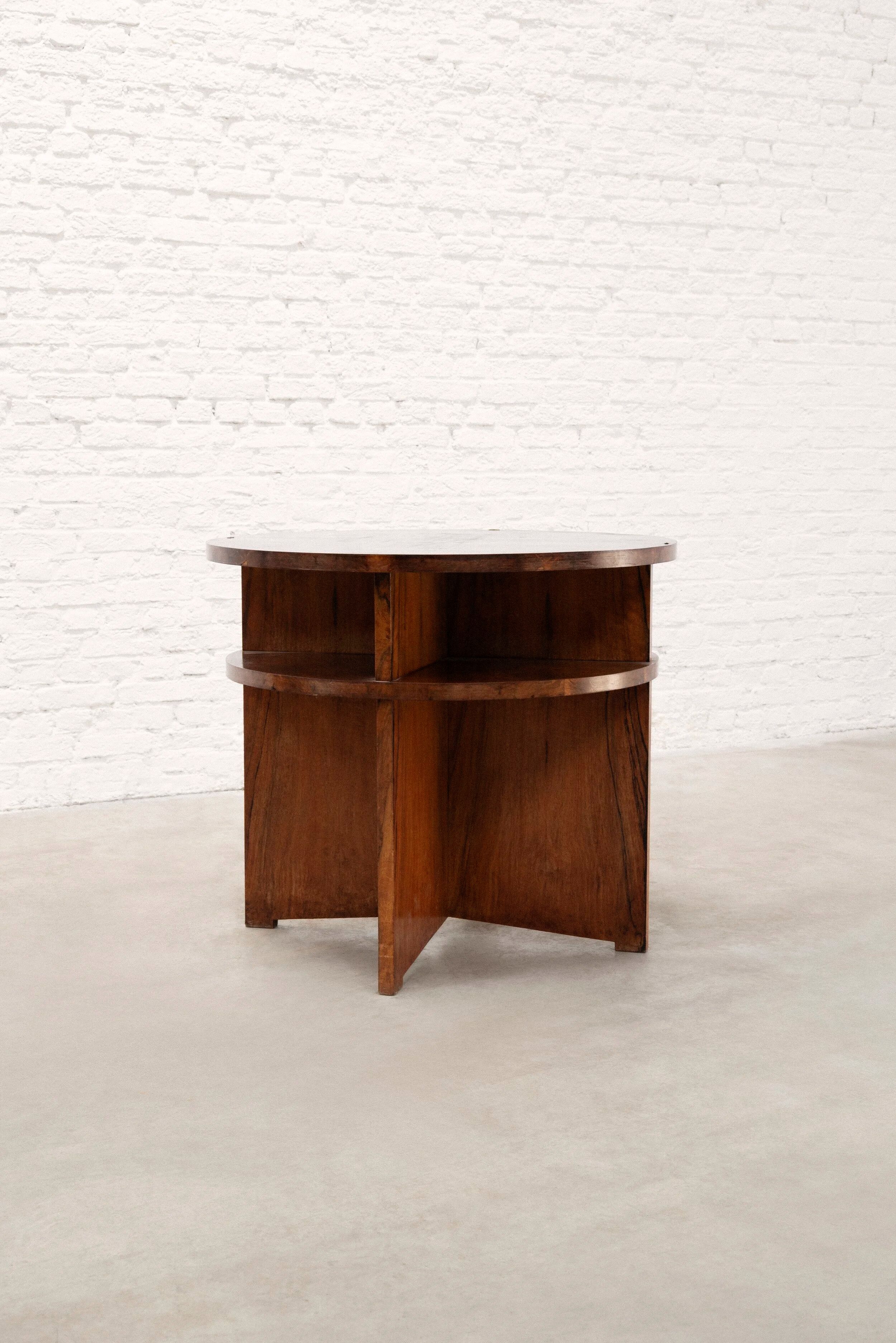 Table basse circulaire moderniste française avec étagères, vers 1935