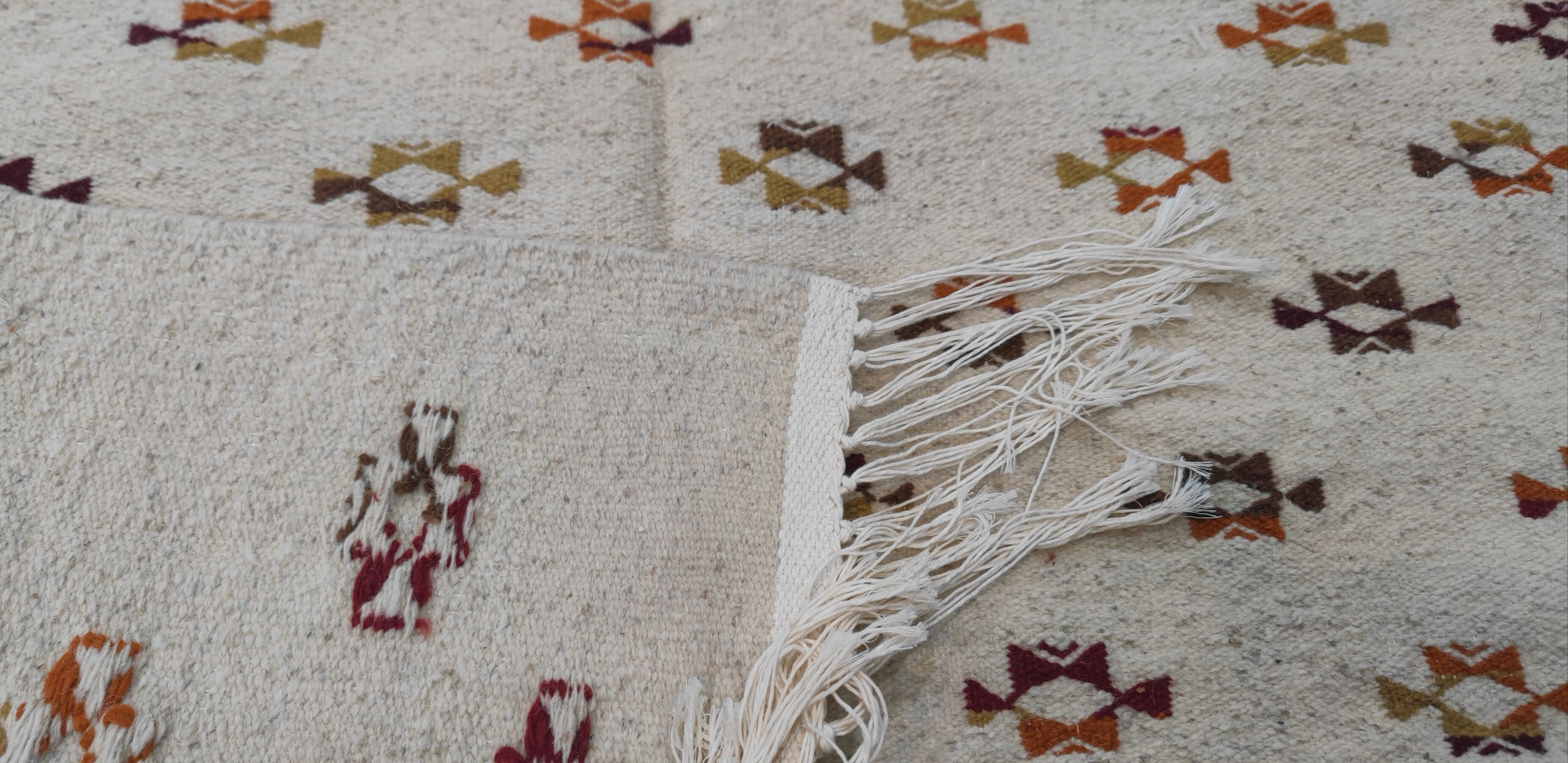 White and brown hand-woven rugs 125x180cm