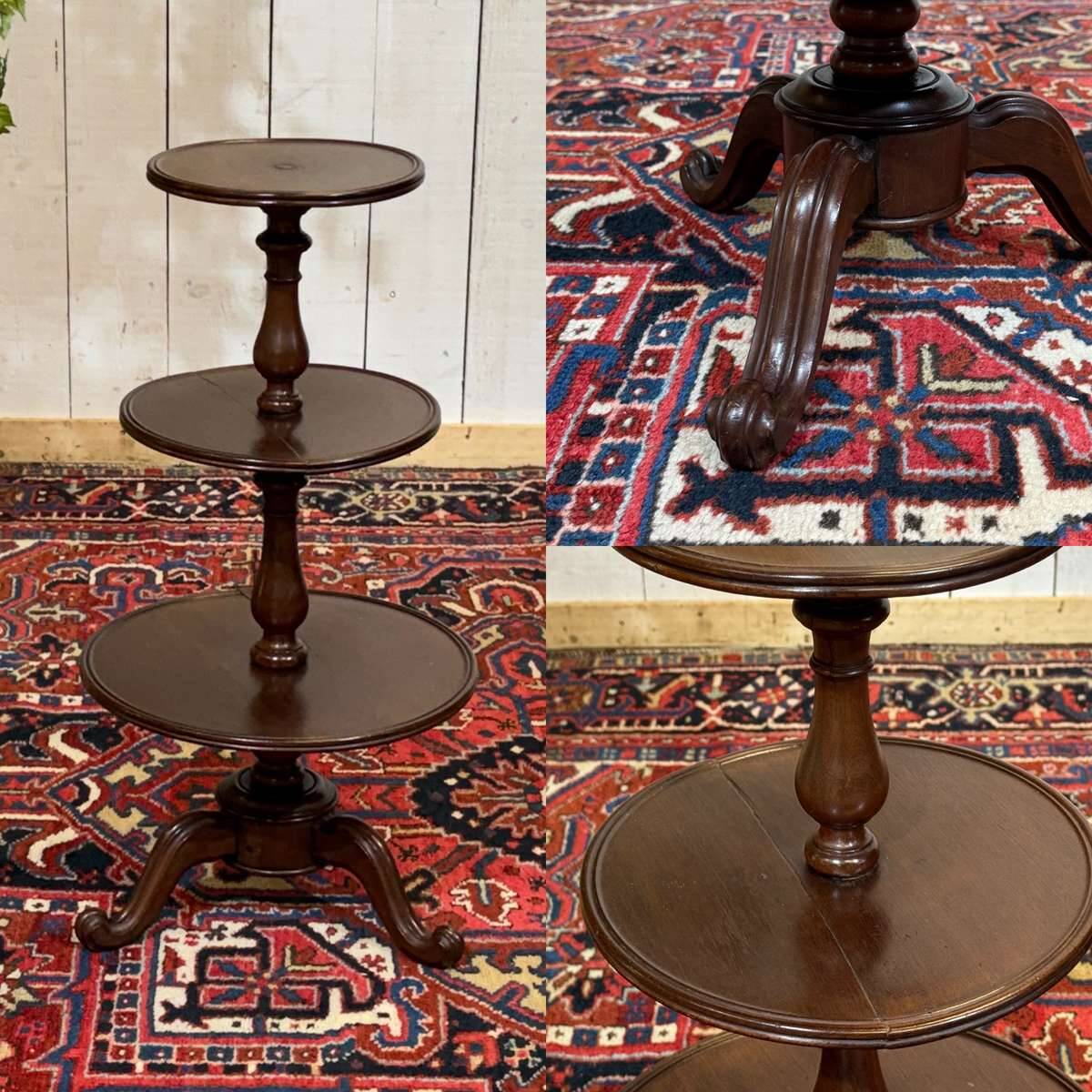 Three-tiered mahogany guéridon from the 19th century.
