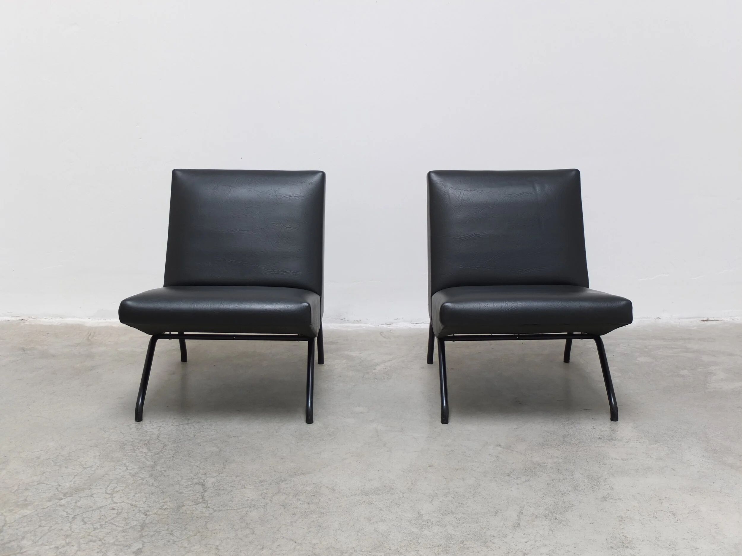 Pair of 'Visiteur' easy chairs by Pierre Guariche for Meurop, 1961
