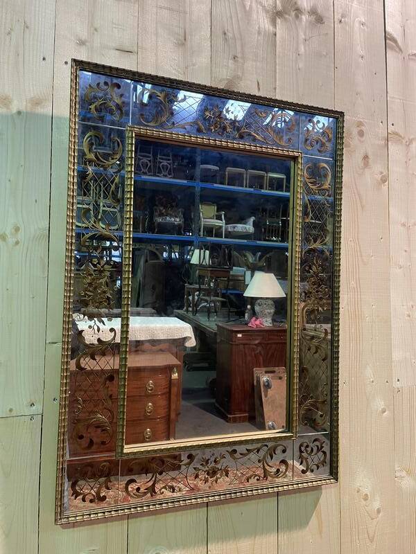 Venetian mirror in eglomise glass and gilded wood