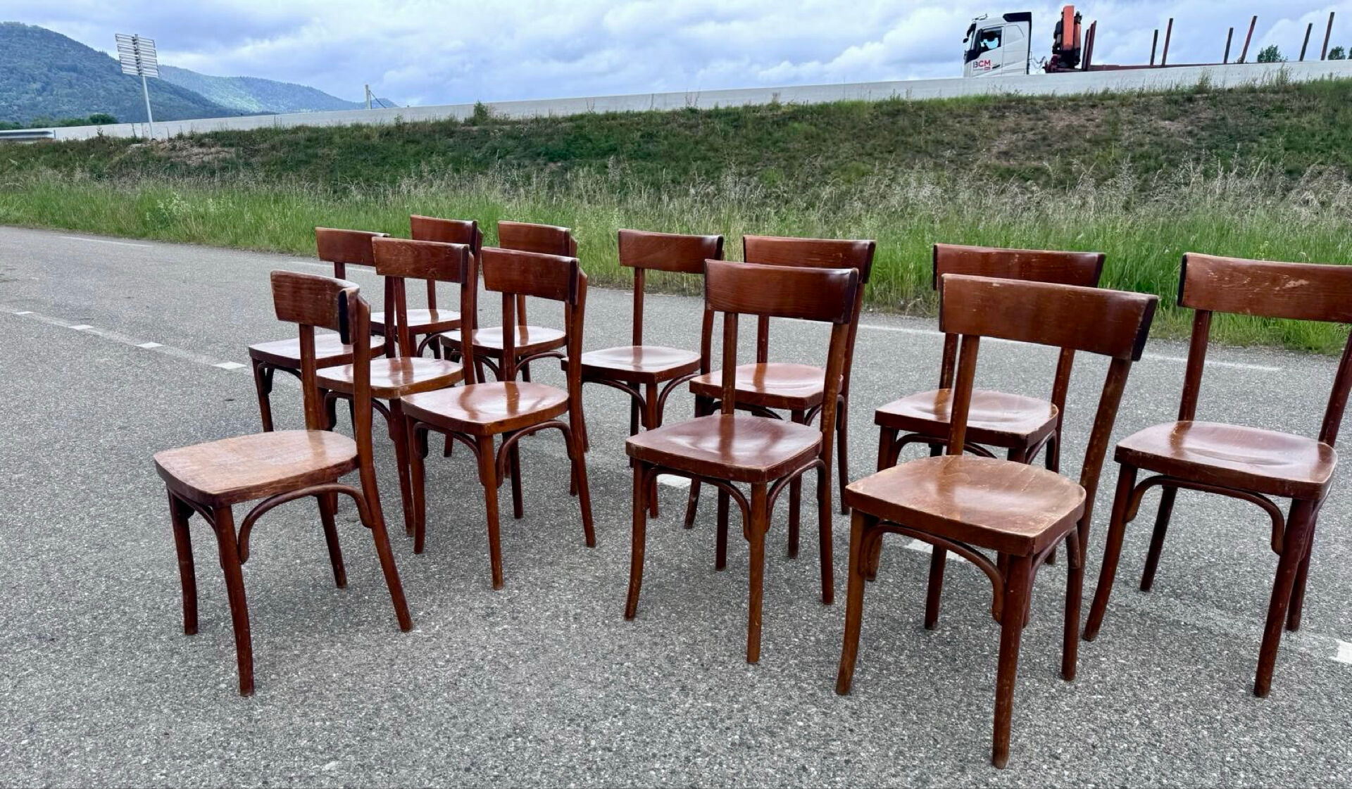 12 chaises bistrot anciennes en bois courbé