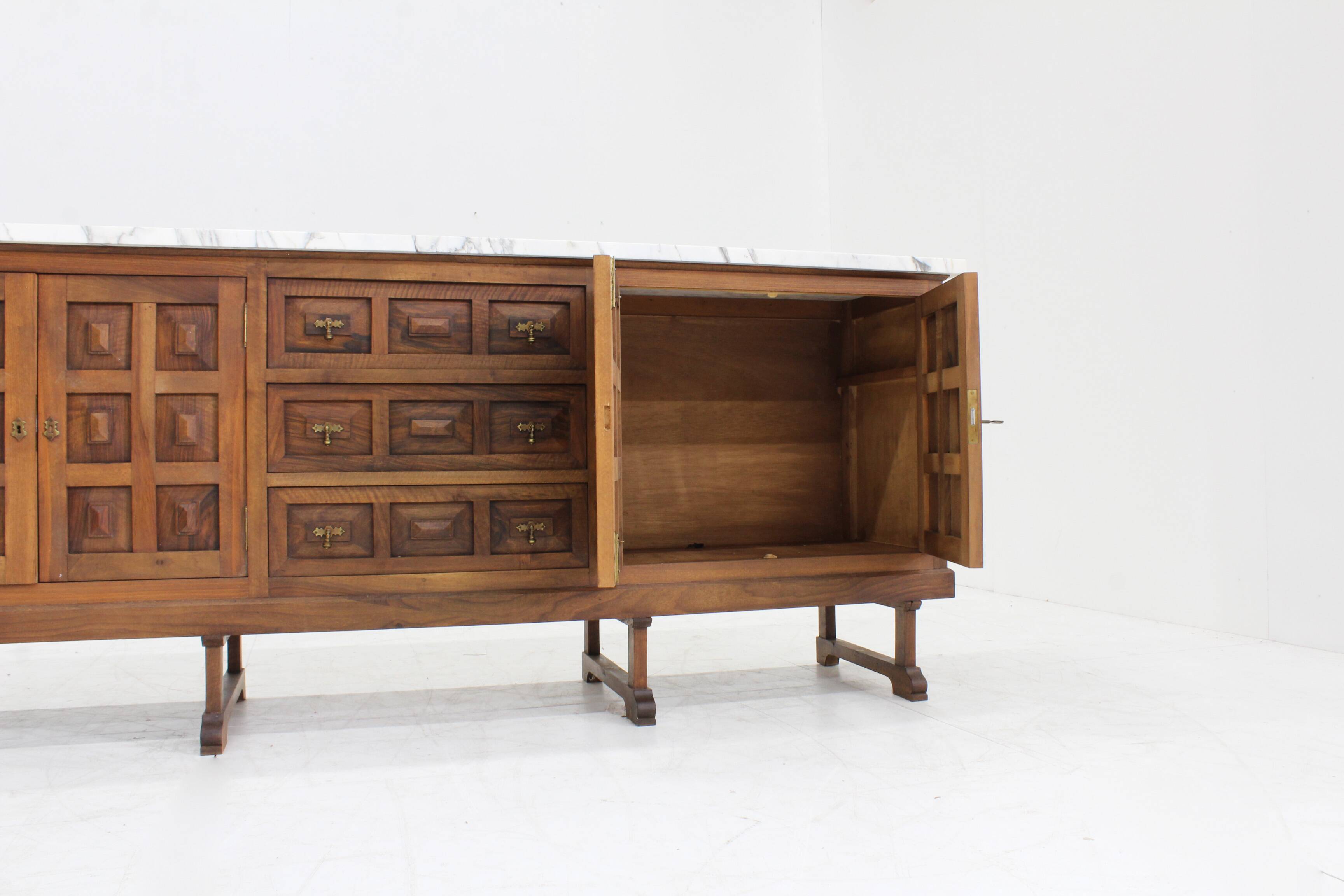 Buffet brutaliste espagnol en bois massif et marbre