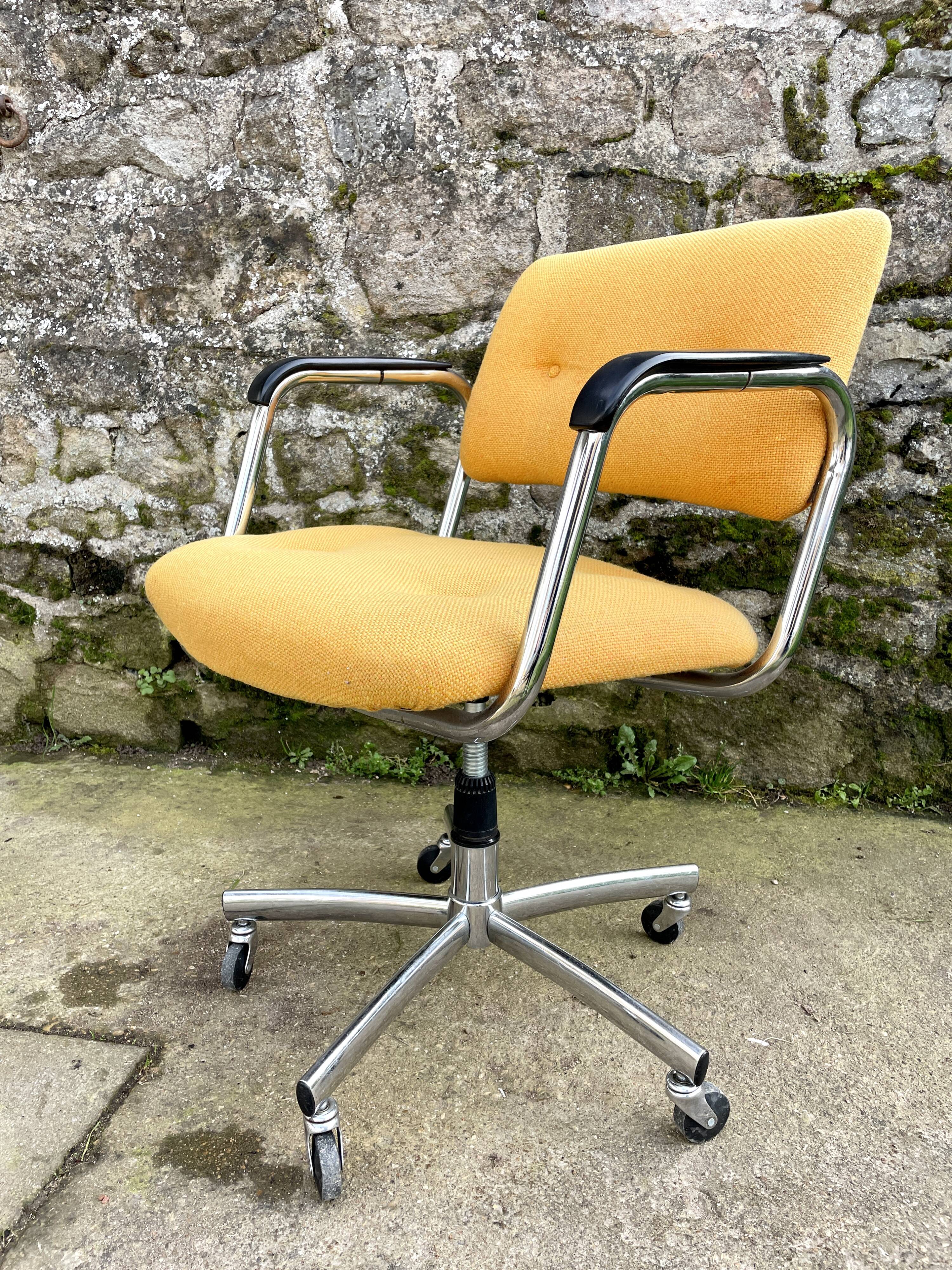 Fauteuil à roulettes Strafor en tweed jaune 1970