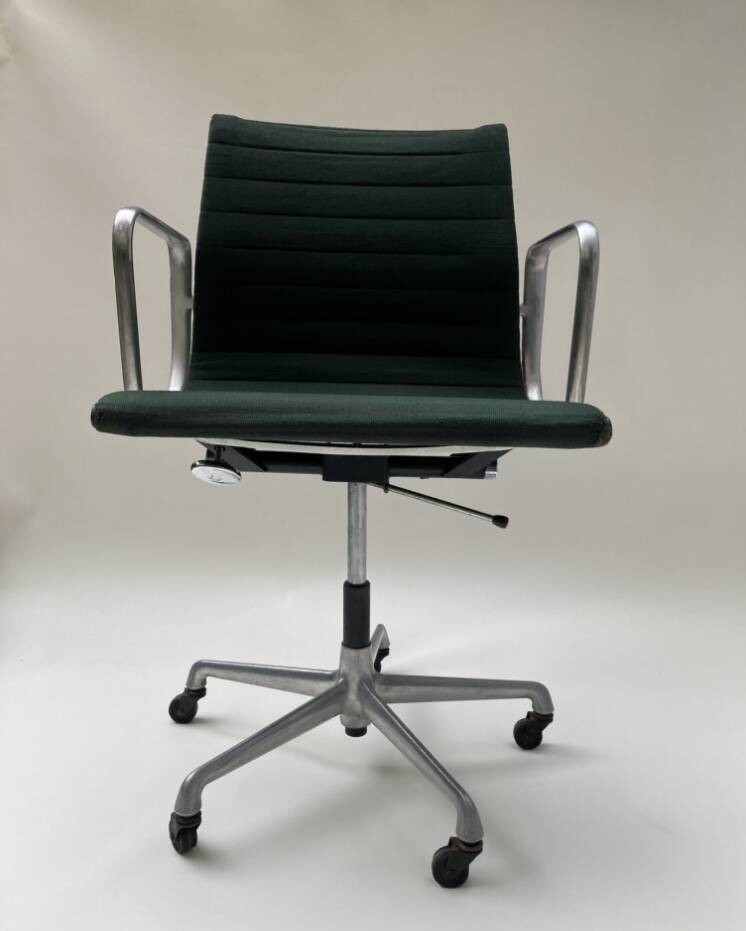 Eames EA 117 office chair