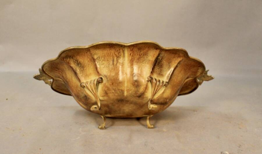 Vase in gilded painted metal in the shape of a shell.