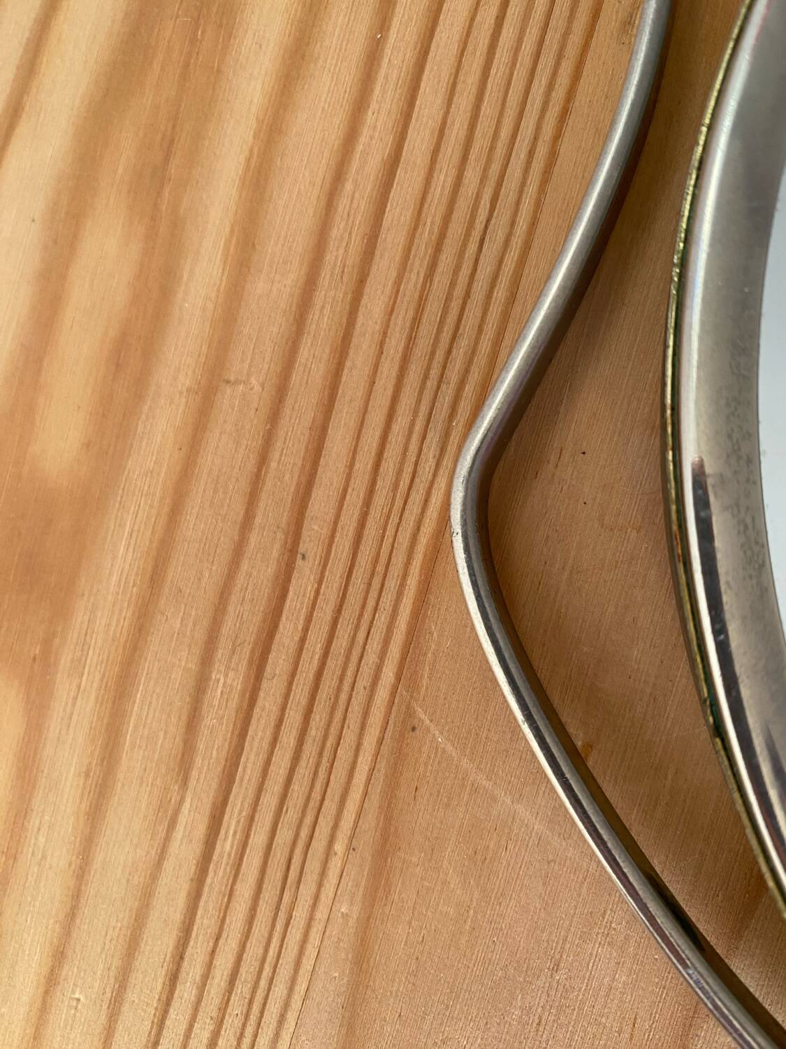 Miroir rond vintage en métal argenté.