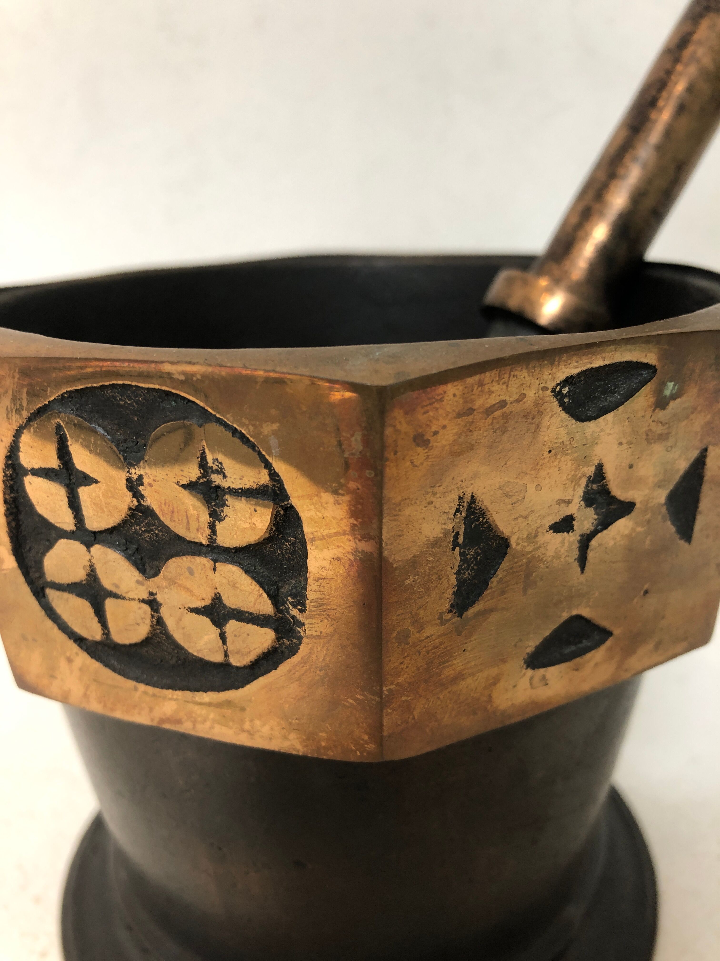 Bronze mortar, Art Deco, signed "The bronze"