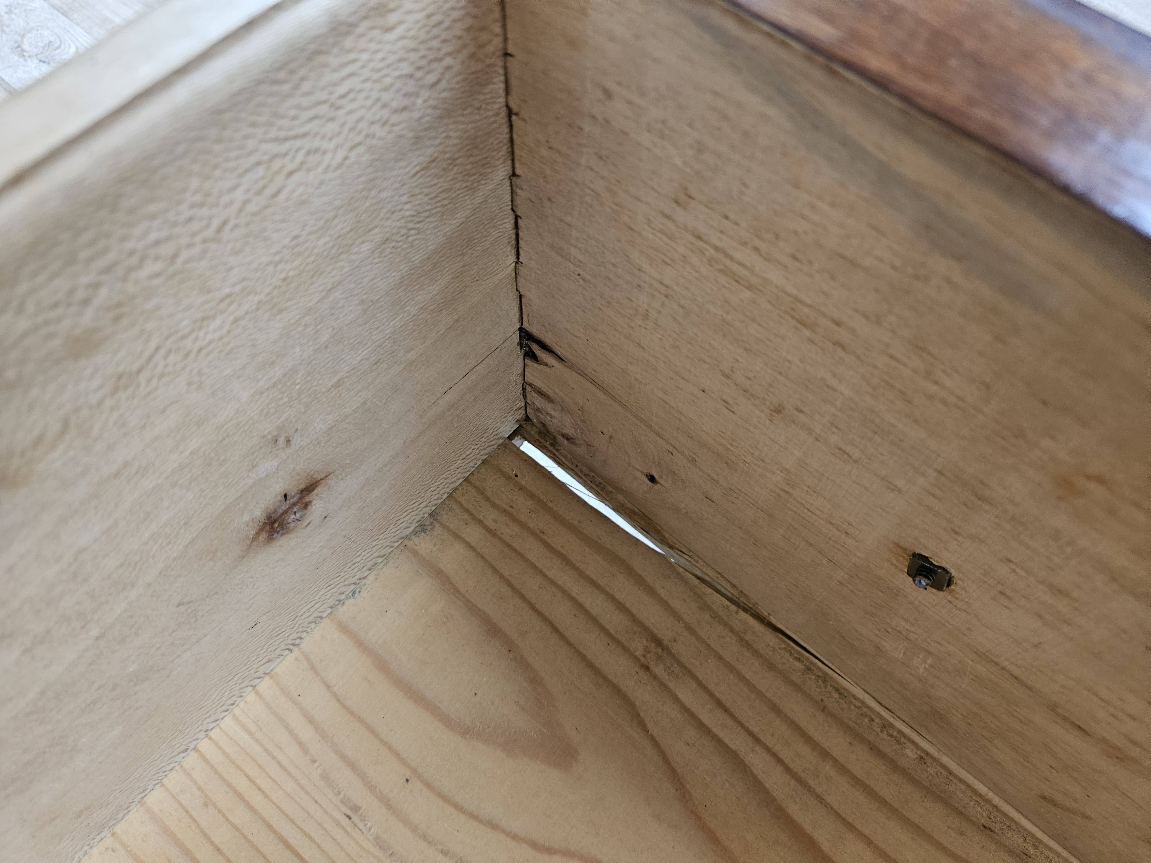 Art Decò chest of drawers from the 1940s in mahogany and briar