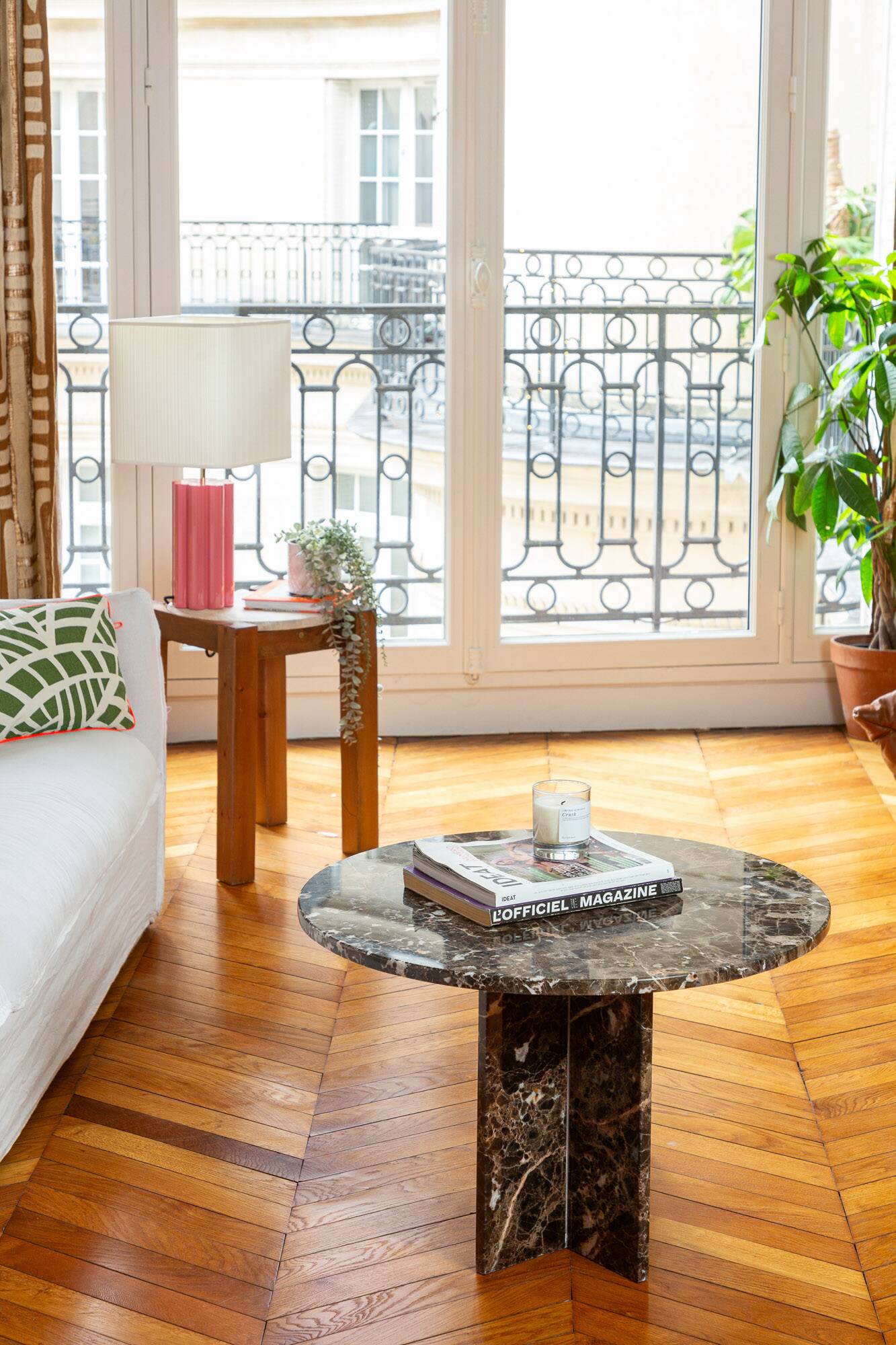 Round brown marble table