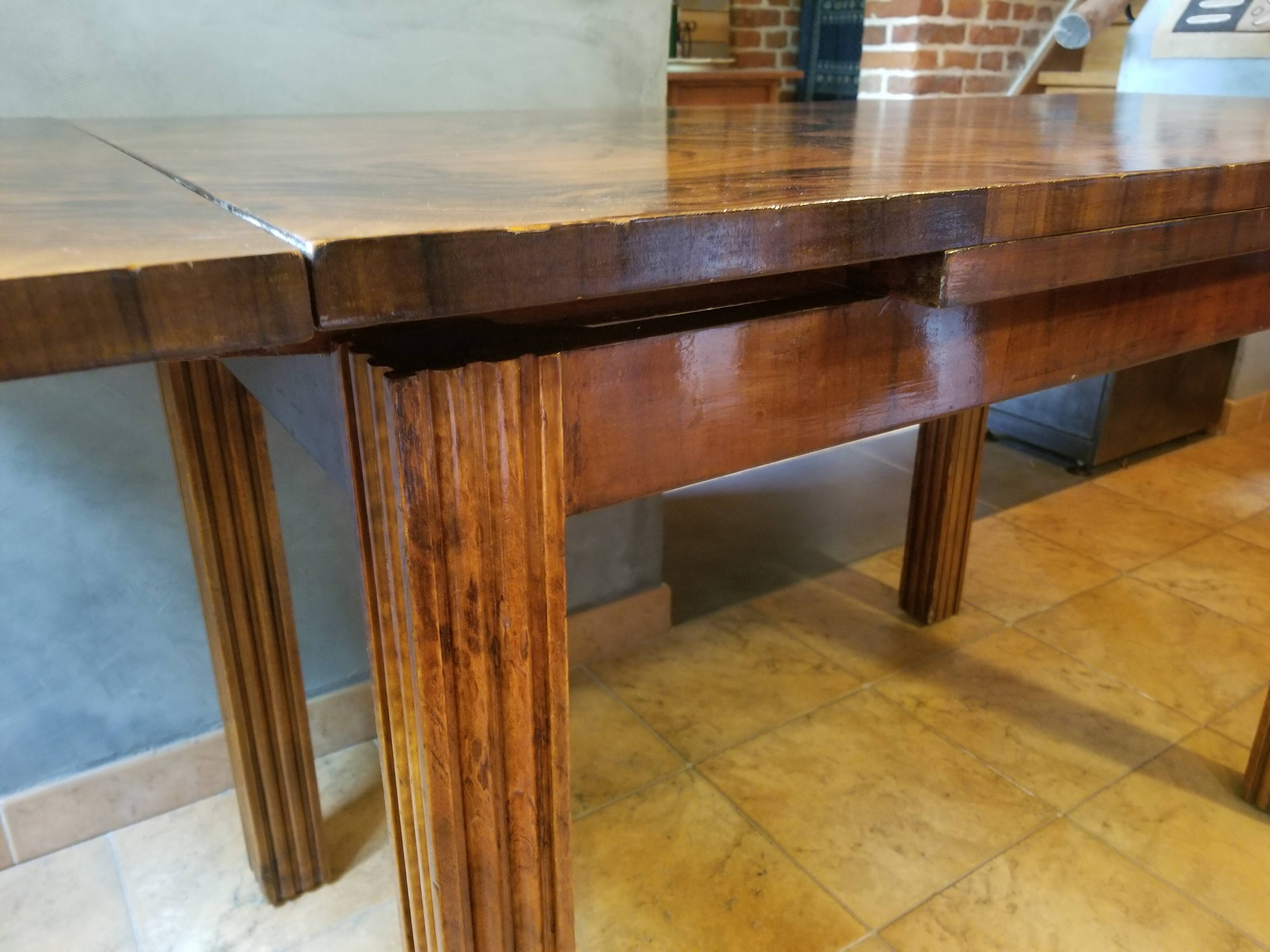 Table en frise de ronce de noyer