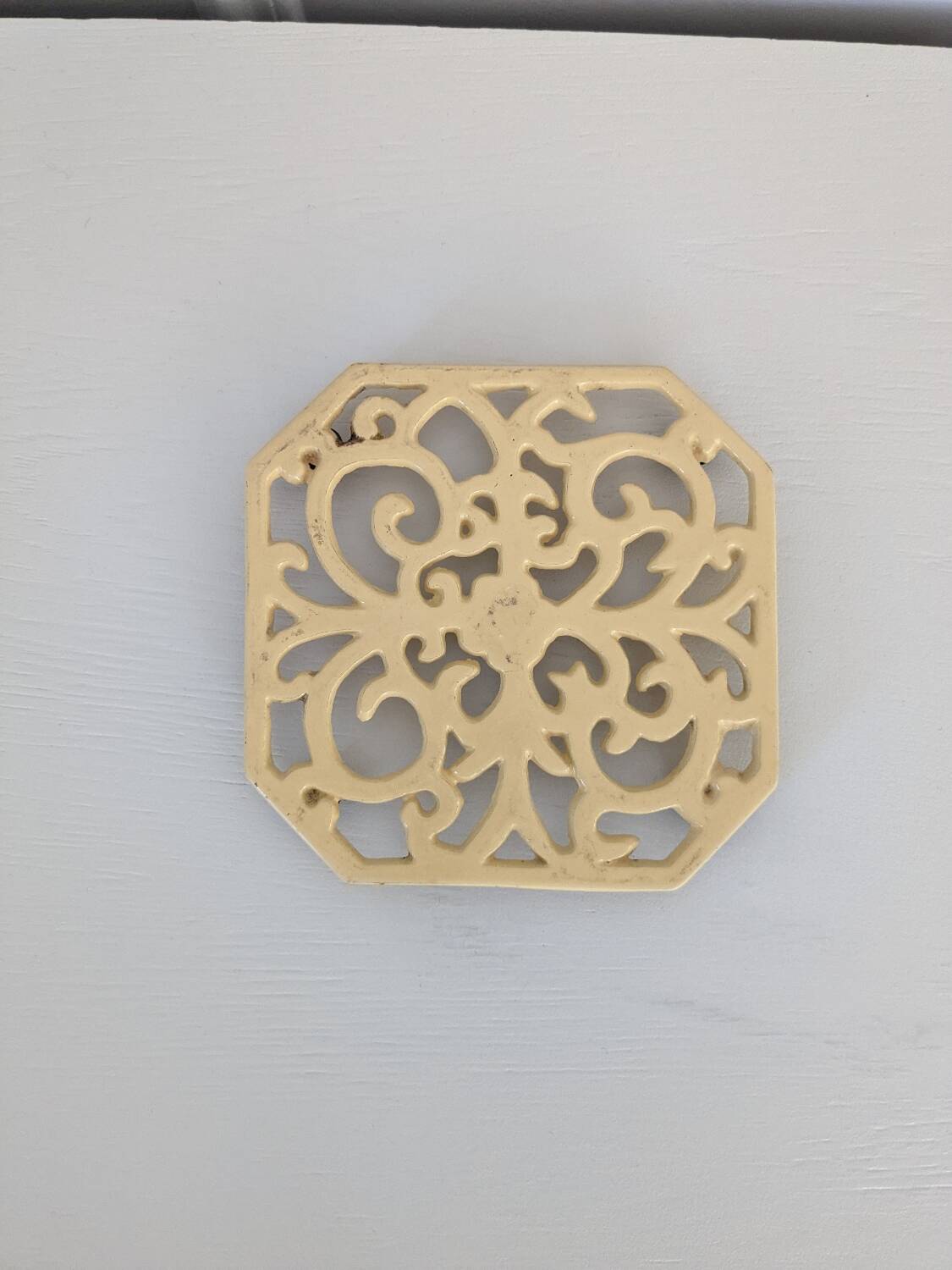 Enamelled cast iron trivet