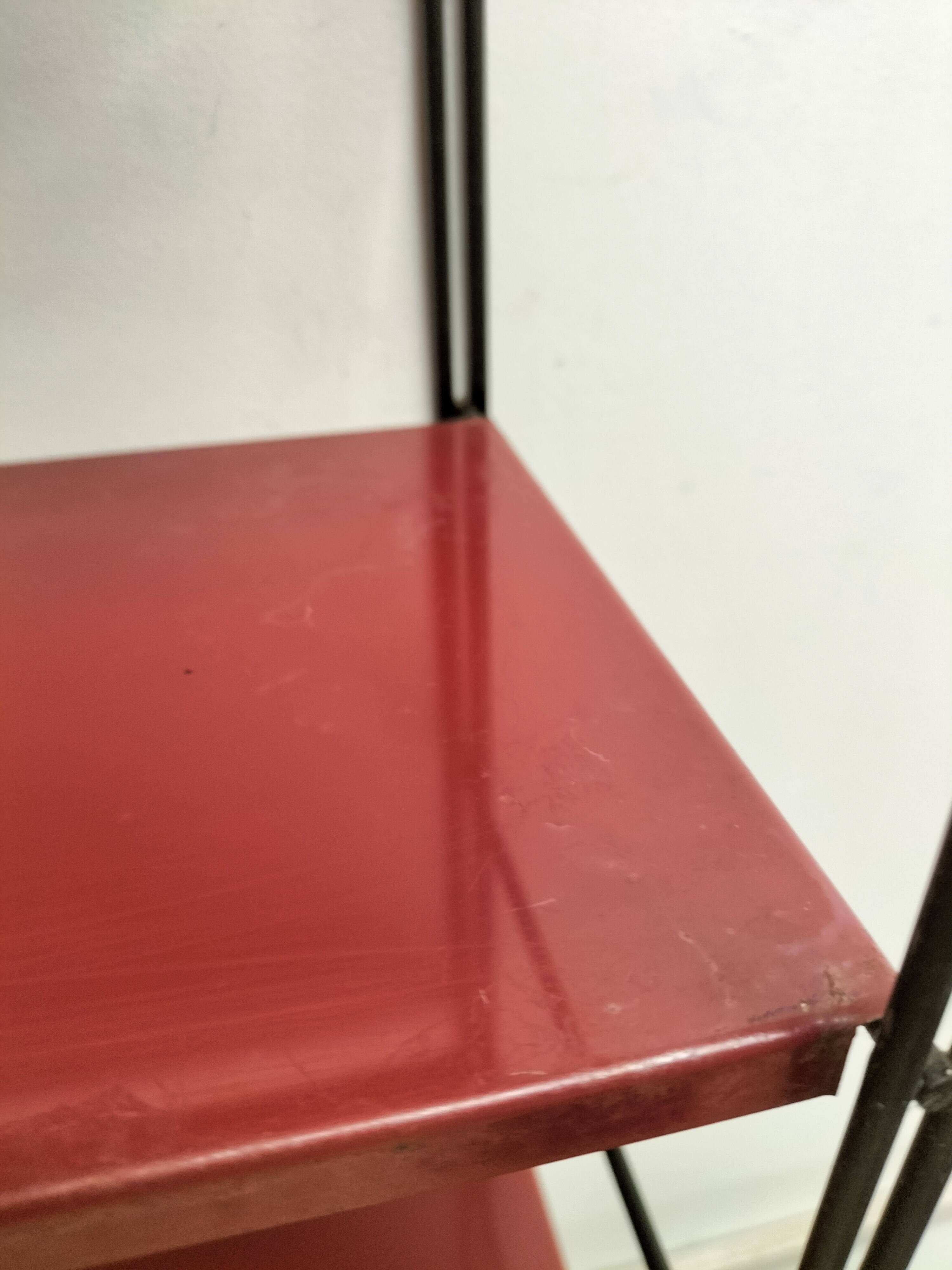 Metal string shelf