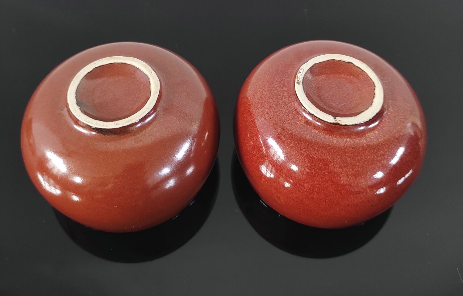 Duo de coupelles vintage en céramique rouge émaillée