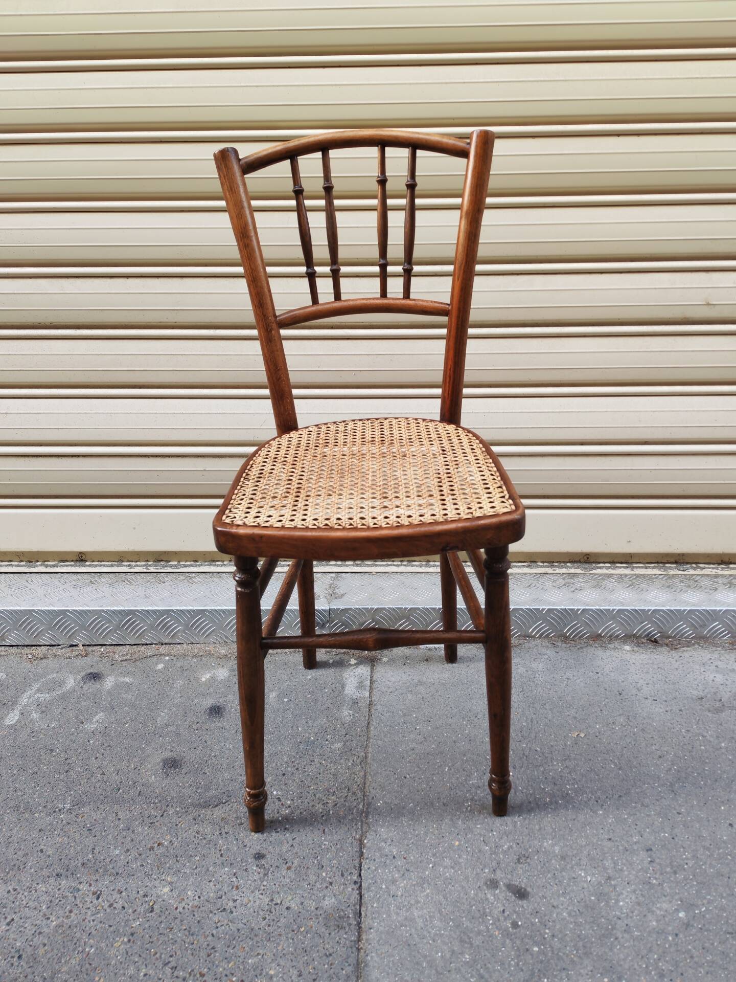 Bistro chair in wood and caning from the 1900s.
