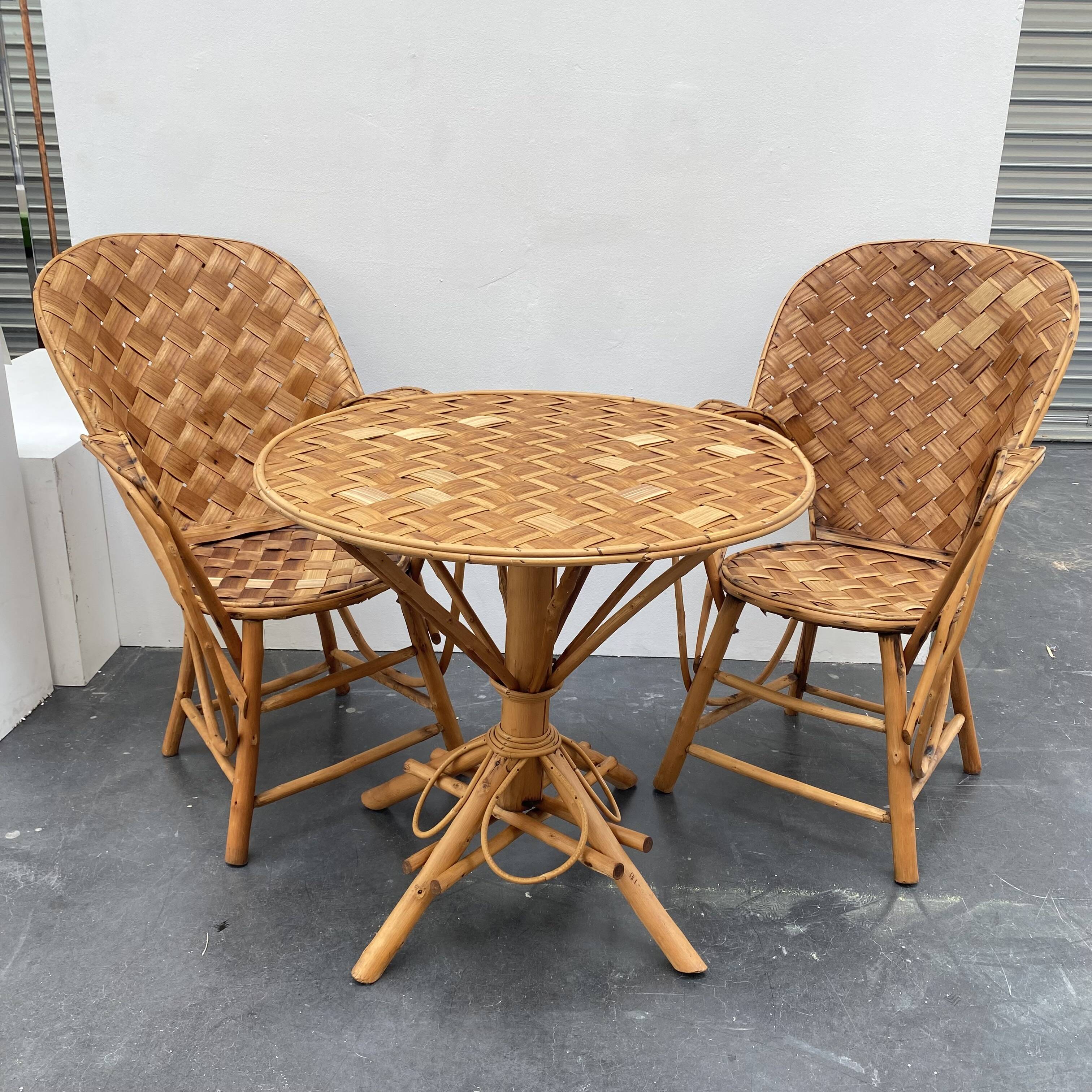 Ensemble composé d’une table et trois fauteuils en lamelles de châtaignier années 50/60