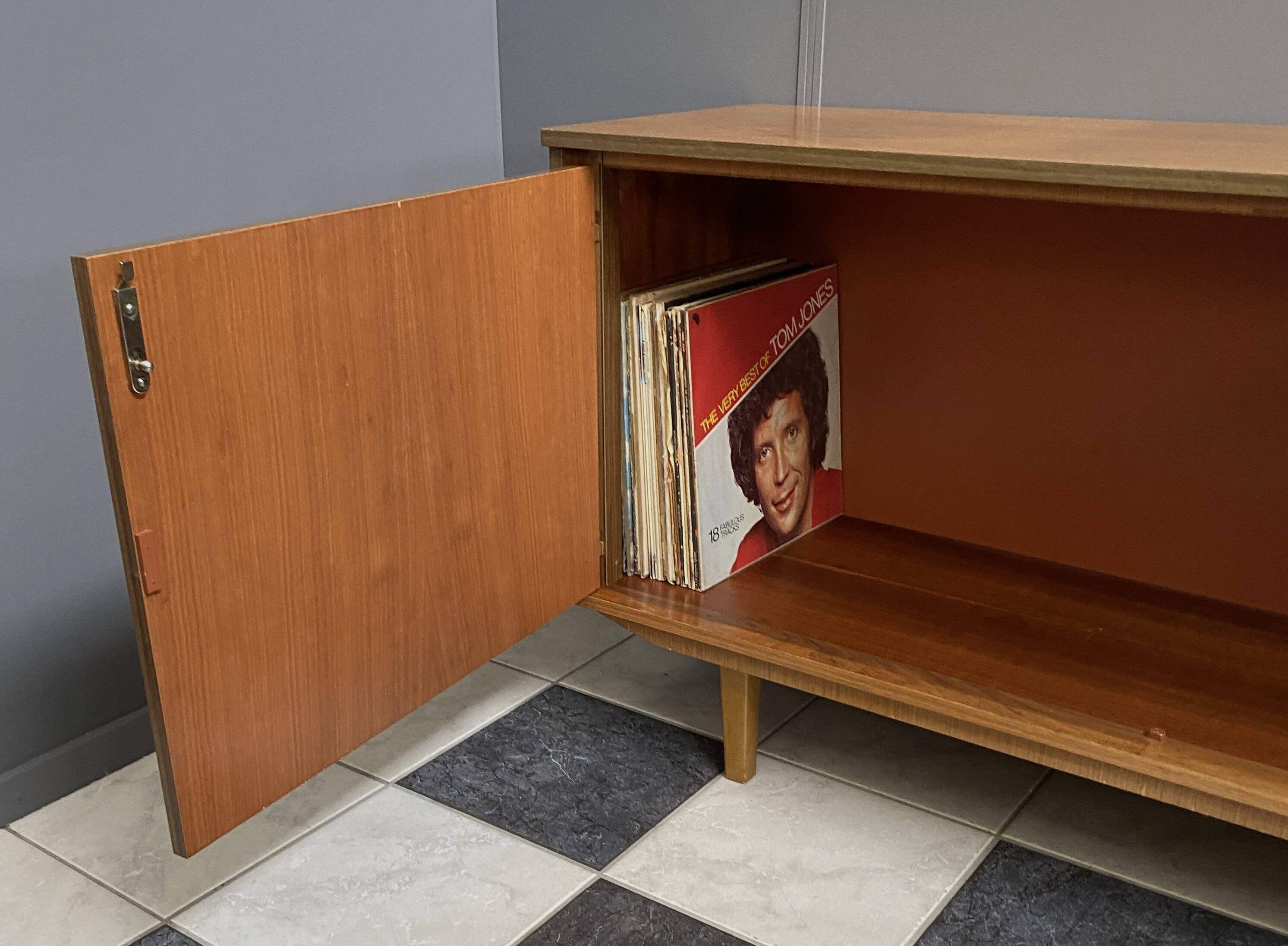 Buffet en bois à 2 portes de Suède