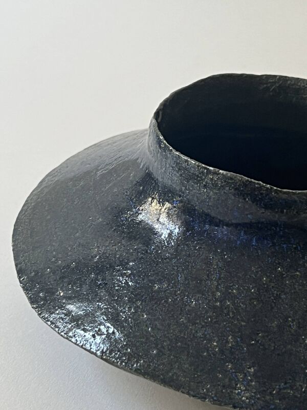 Vase toupie fait main en céramique émaillée et signée vers 1950