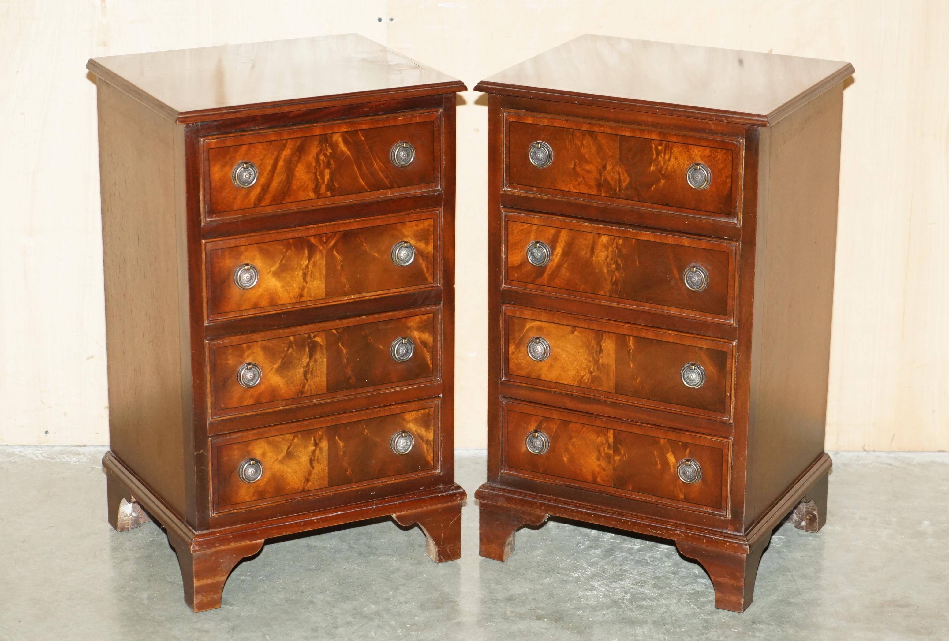 Paire de commodes françaises en bois dur flammé poli