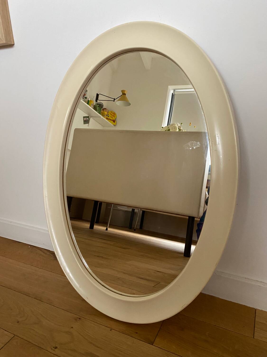 Oval cream plastic mirror