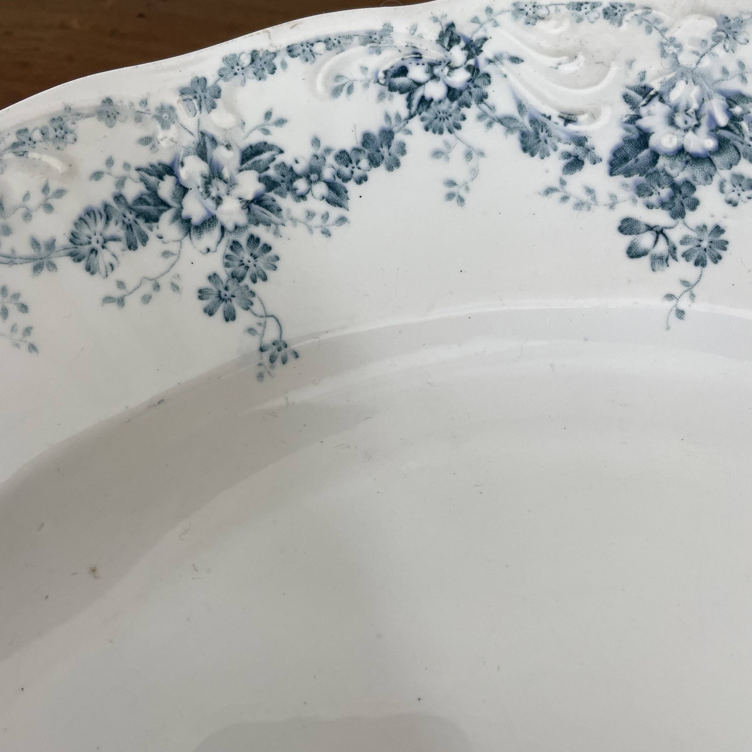 Round dish 33 cm in Maastricht earthenware, Clara model