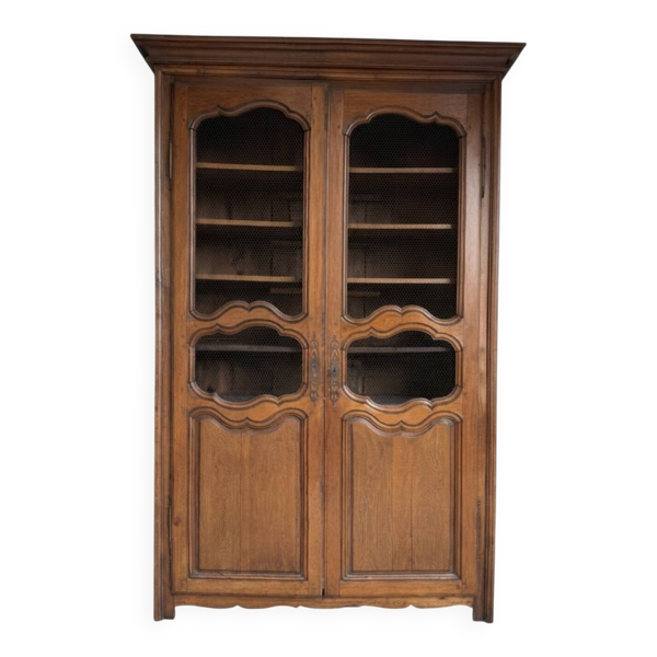 Armoire-bibliothèque grillagée de style Louis XV en bois massif