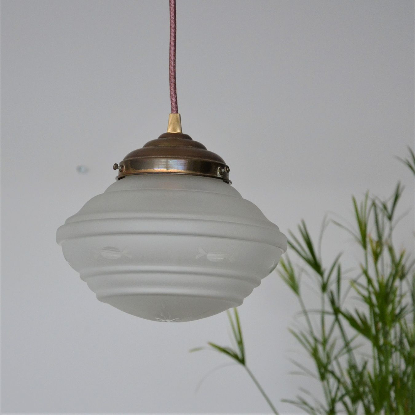 Engraved glass globe pendant lamp