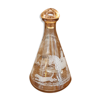 Carafe en verre soufflé moulé à décor de chasse équestre au renard, belle époque