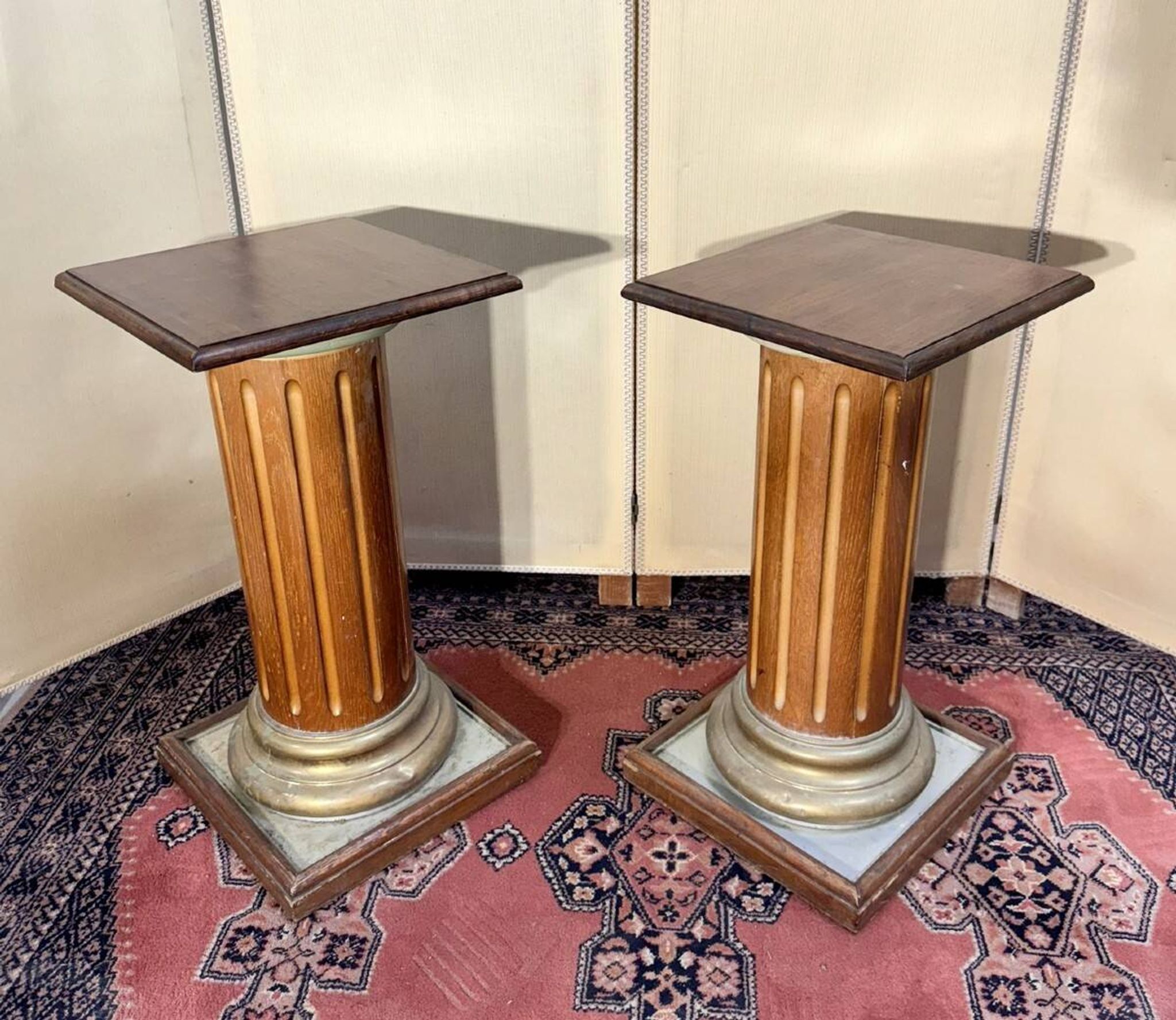 Pair of antique-style columns in solid wood and gilding.