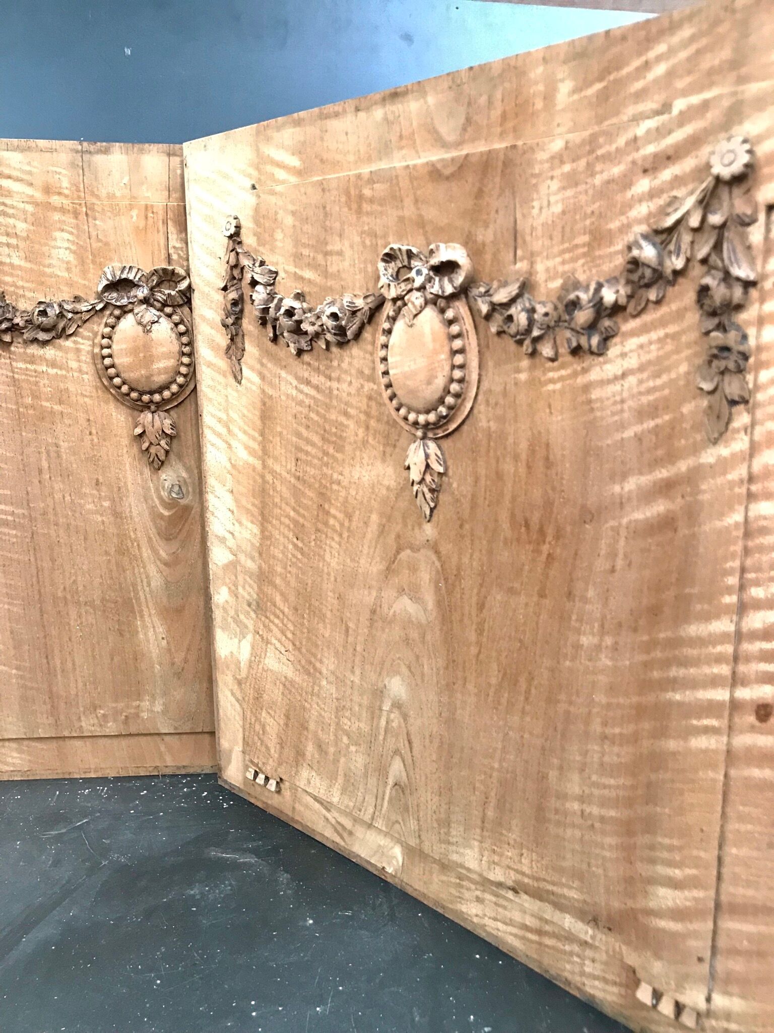 Paire de panneaux décoratifs bois sculpté
