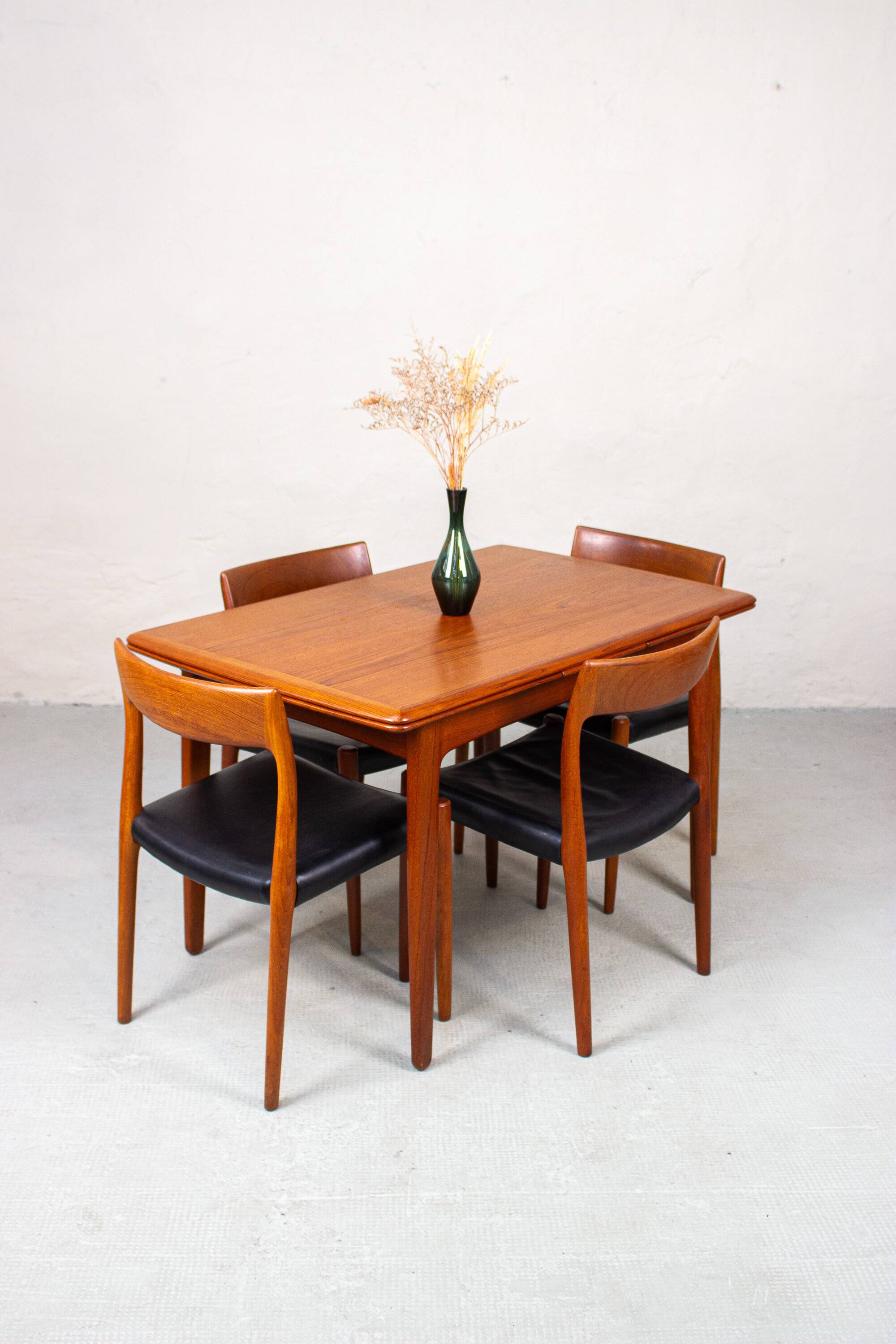 Dining table Svend Aaage Madsen in vintage teak, mid-century Danish from the 1960s.