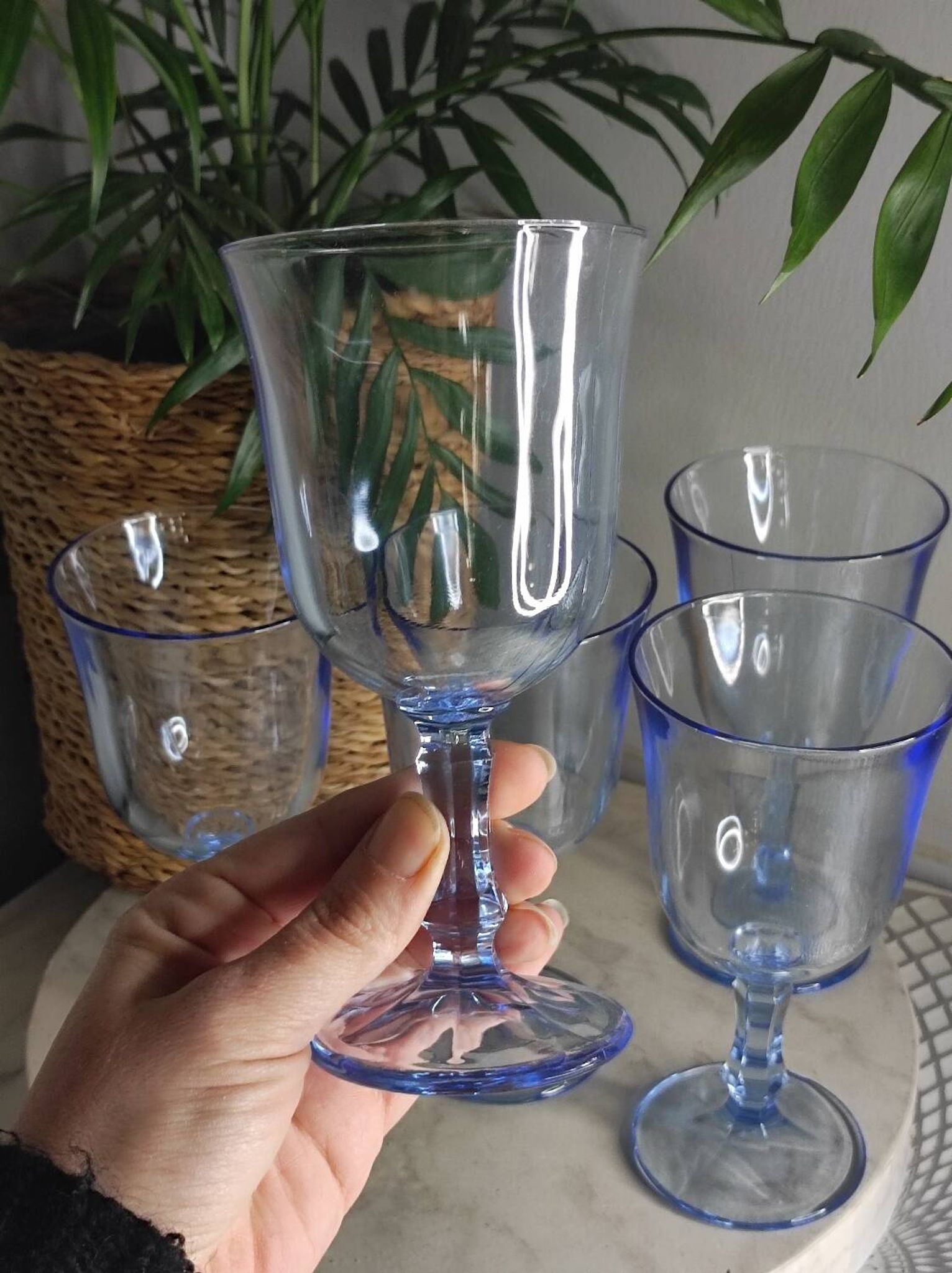 Verres a pieds bleu vintage