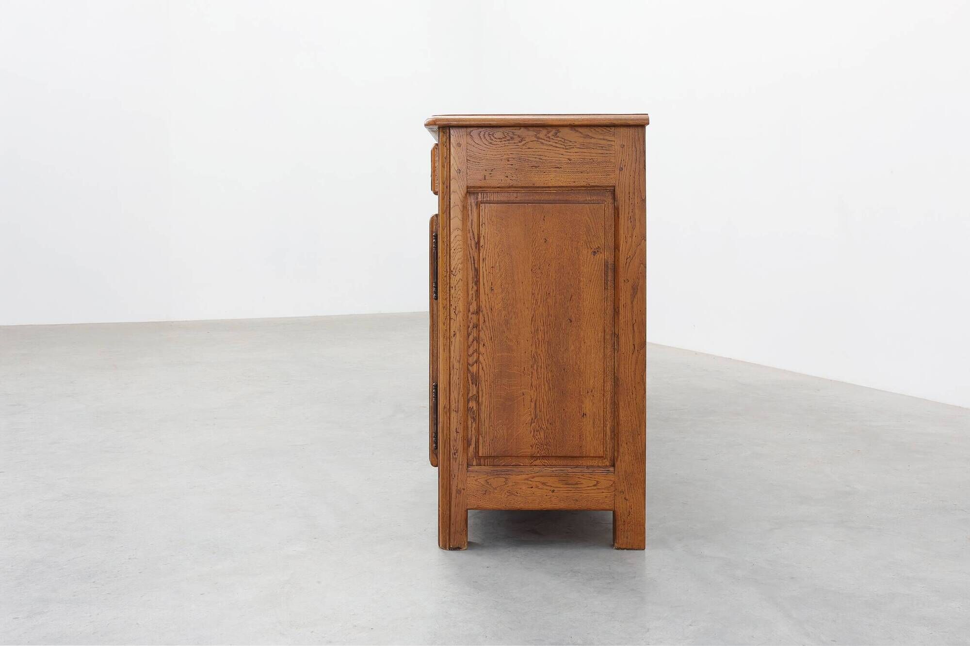 Buffet monumental en chêne par De Tonge, France, milieu du 20e siècle